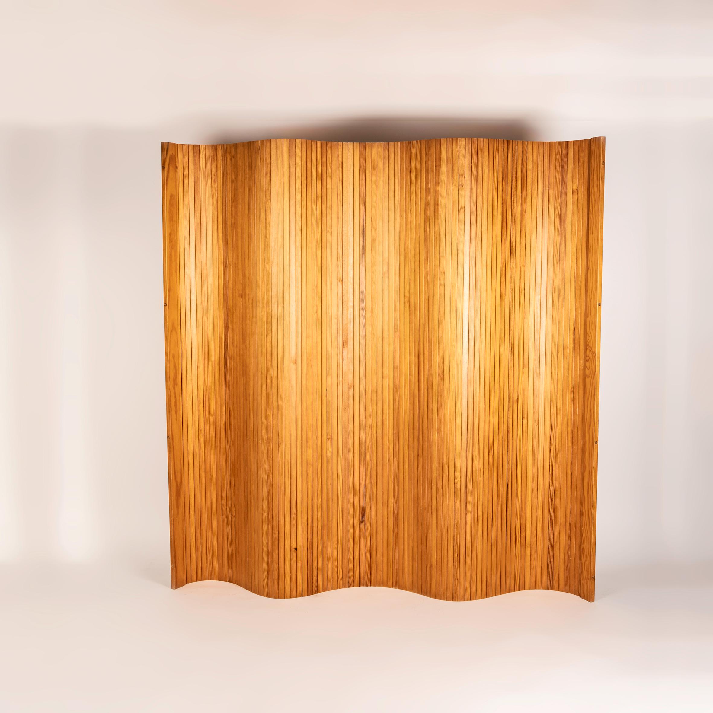 A Mid-century folding Screen in the style of Alvar Aalto  For Sale 2