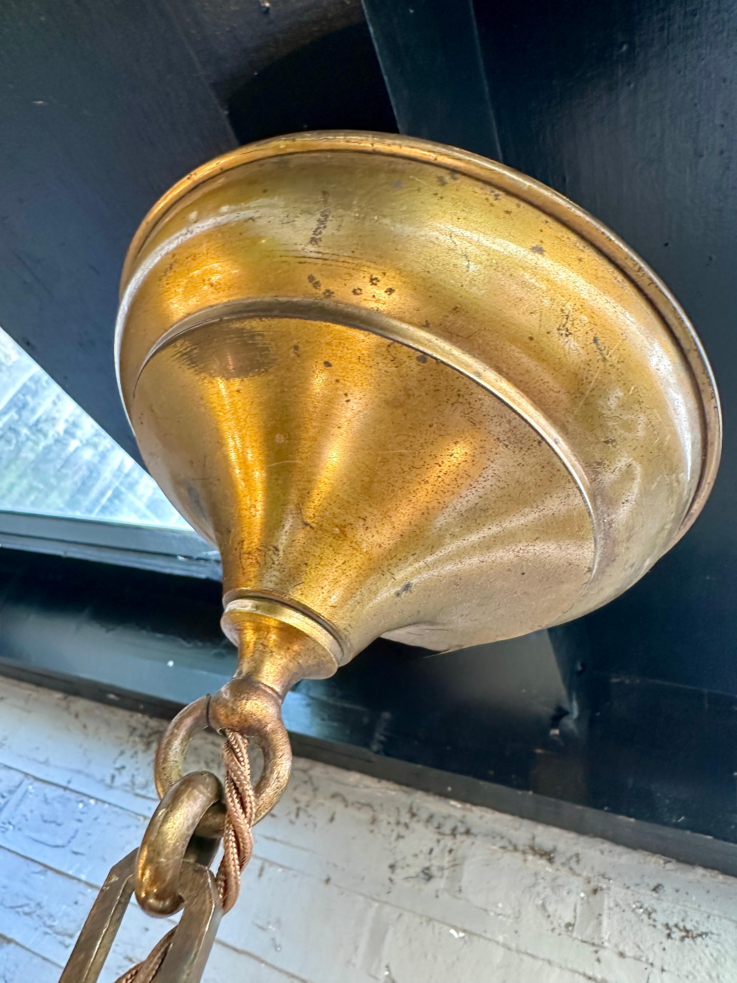 Italiano Lampadario in ottone della metà del secolo scorso attribuito a Guglielmo Ulrich in vendita