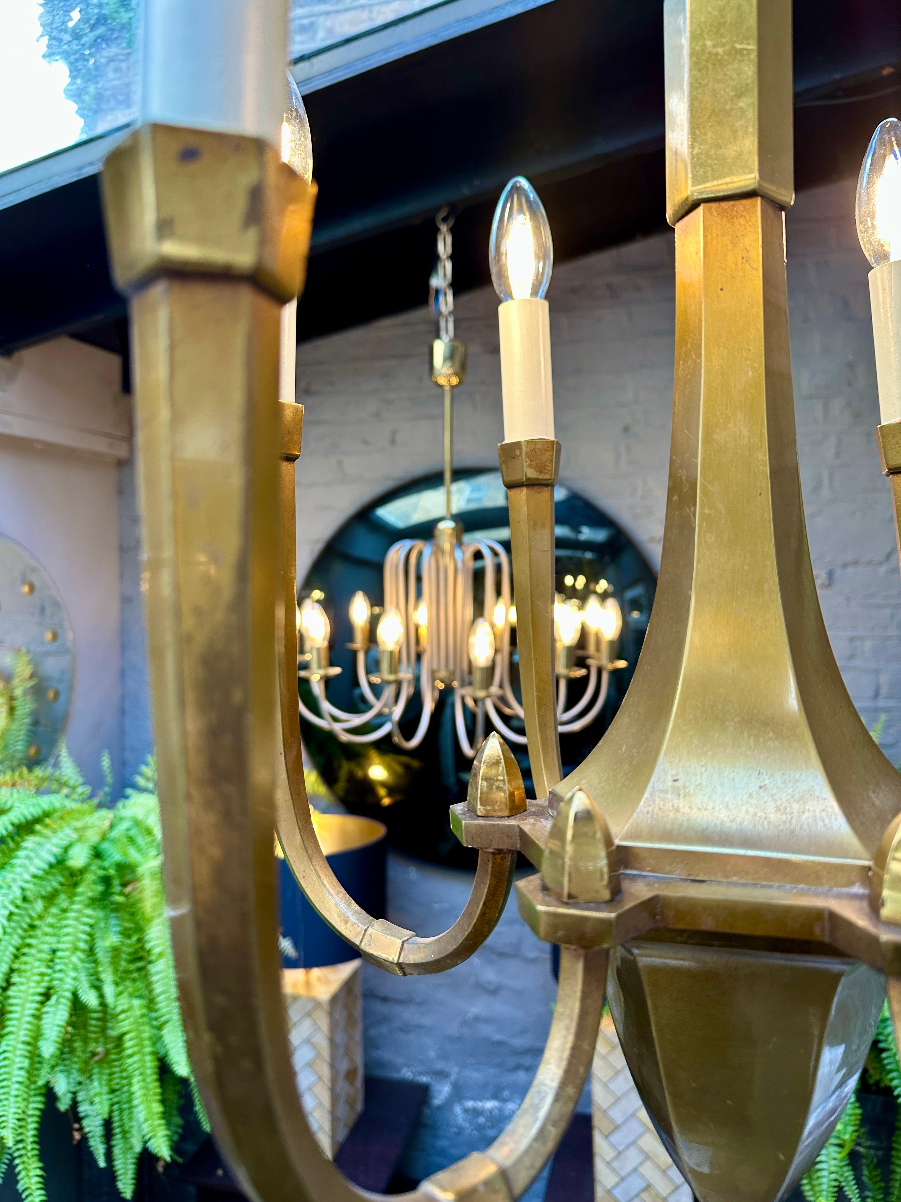 Lampadario in ottone della metà del secolo scorso attribuito a Guglielmo Ulrich in vendita 2