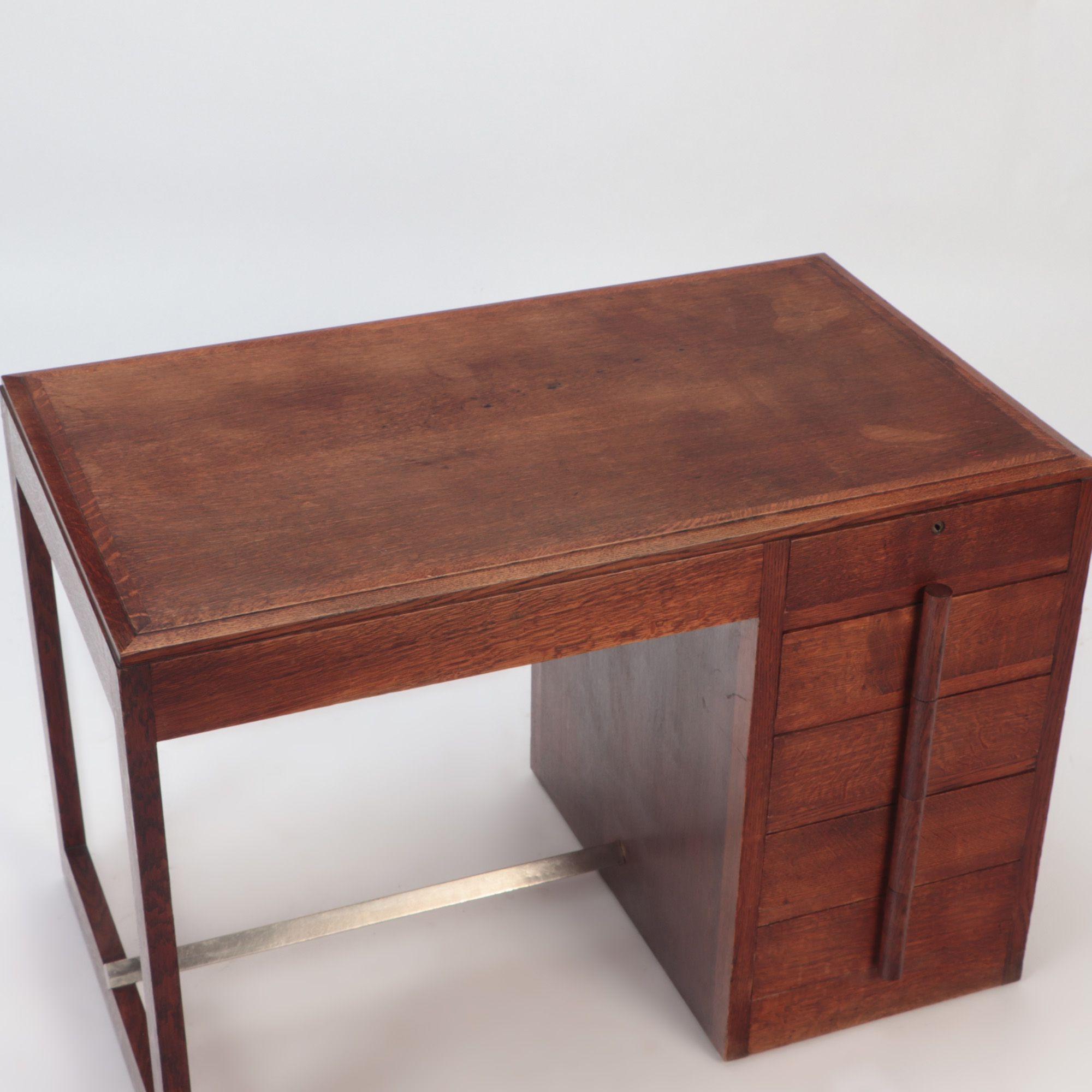 A Mid Century French oak desk in the manner of Charles Dudouyt, circa 1940. In Good Condition For Sale In Philadelphia, PA