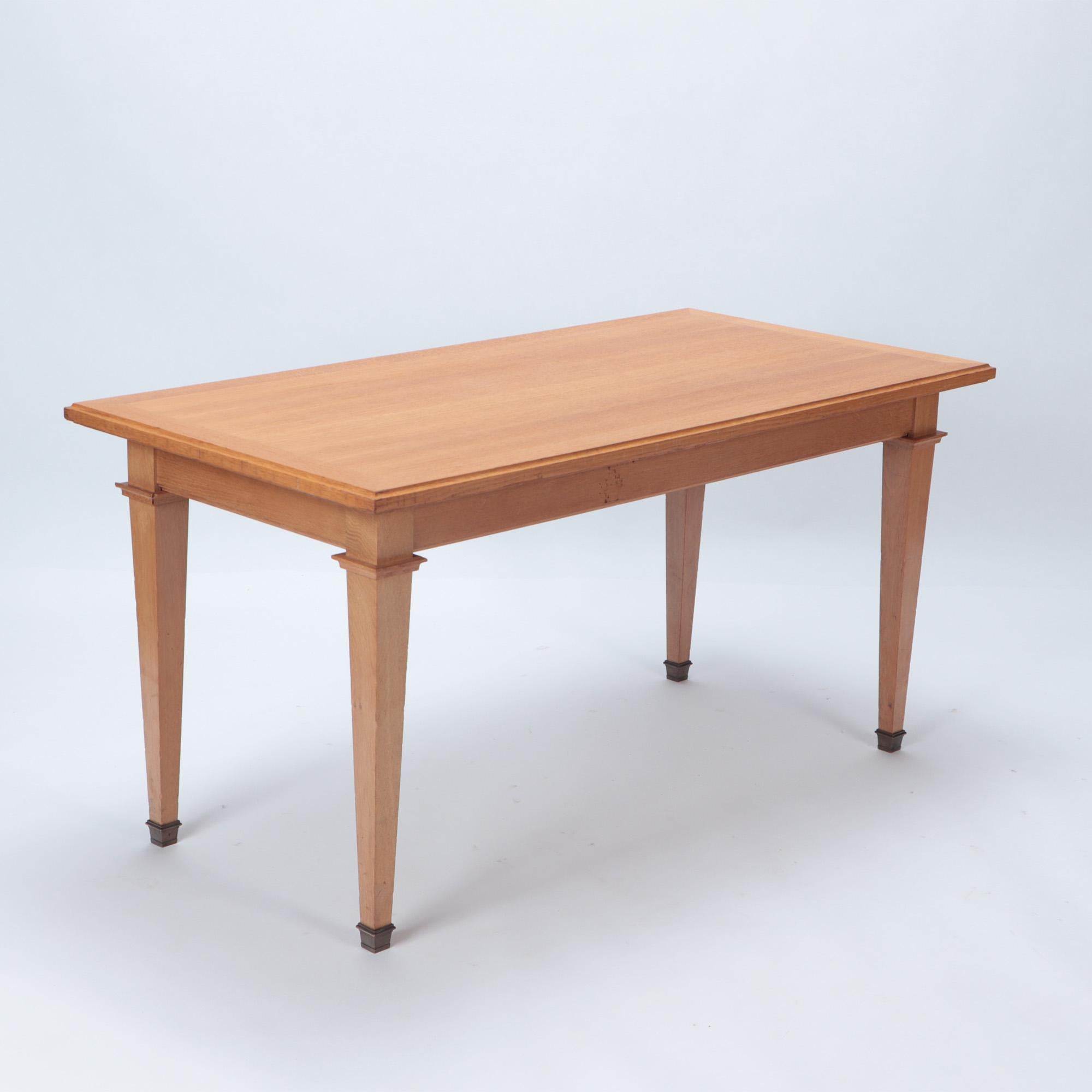 Mesa de biblioteca francesa de roble de mediados de siglo, a la manera de Jacques Adnet, c. 1940. Francés en venta