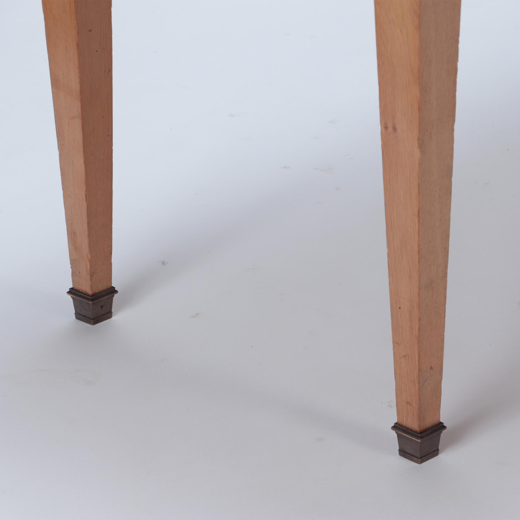 Mesa de biblioteca francesa de roble de mediados de siglo, a la manera de Jacques Adnet, c. 1940. Tallado en venta