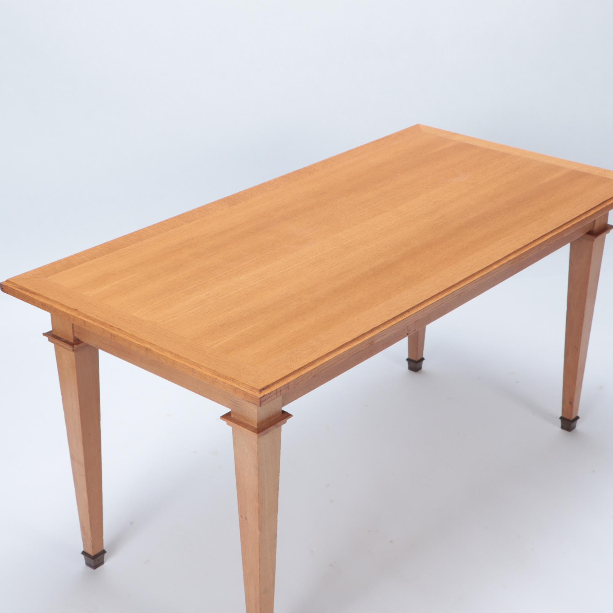 Mesa de biblioteca francesa de roble de mediados de siglo, a la manera de Jacques Adnet, c. 1940. Roble en venta