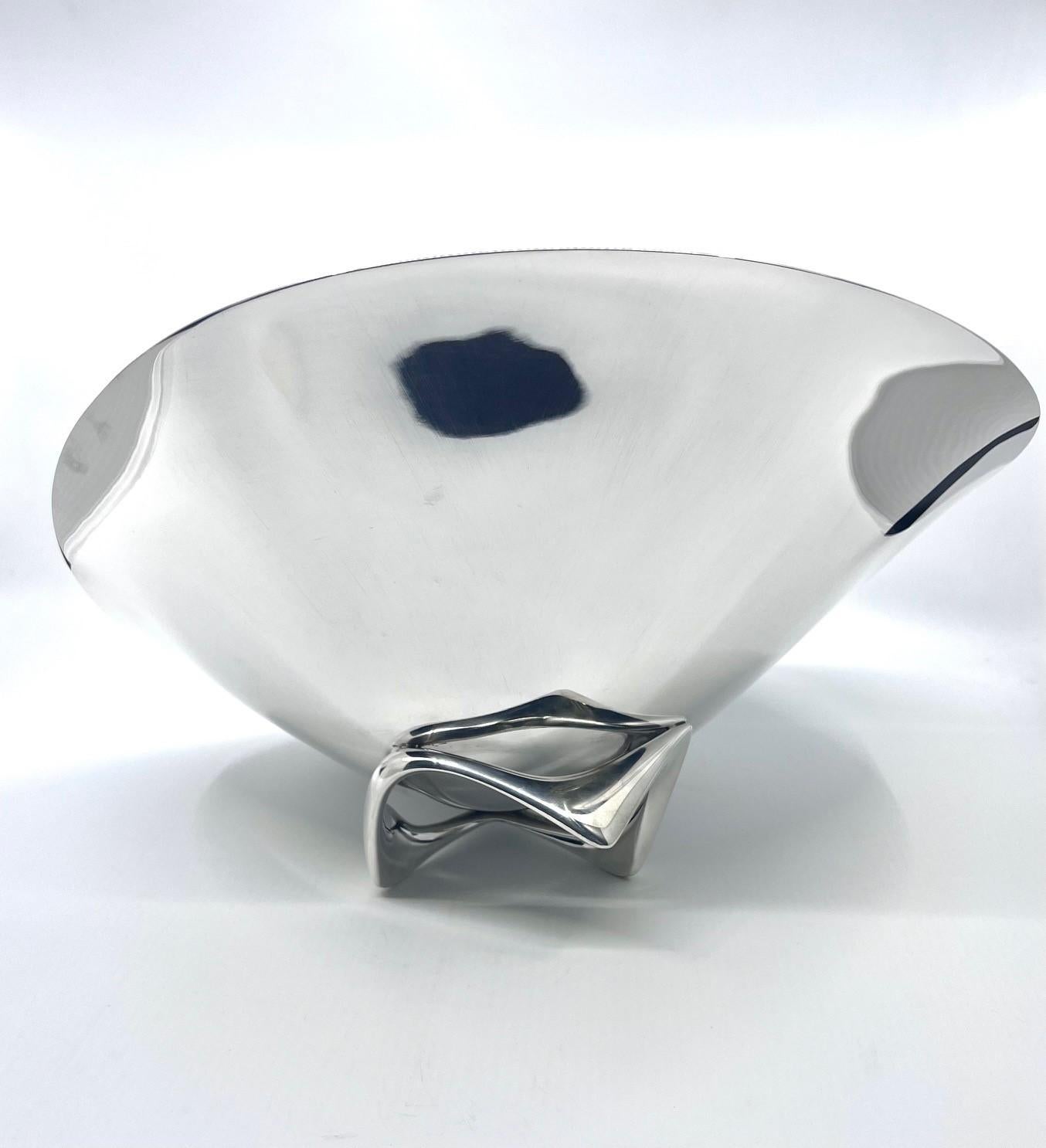 An early rare Mid-Century Georg Jensen sterling silver centerpiece bowl, design #980B by Henning Koppel. There are two sizes to this is design, and unlike the #980A which is still in production, there were very few of this slightly smaller #980B