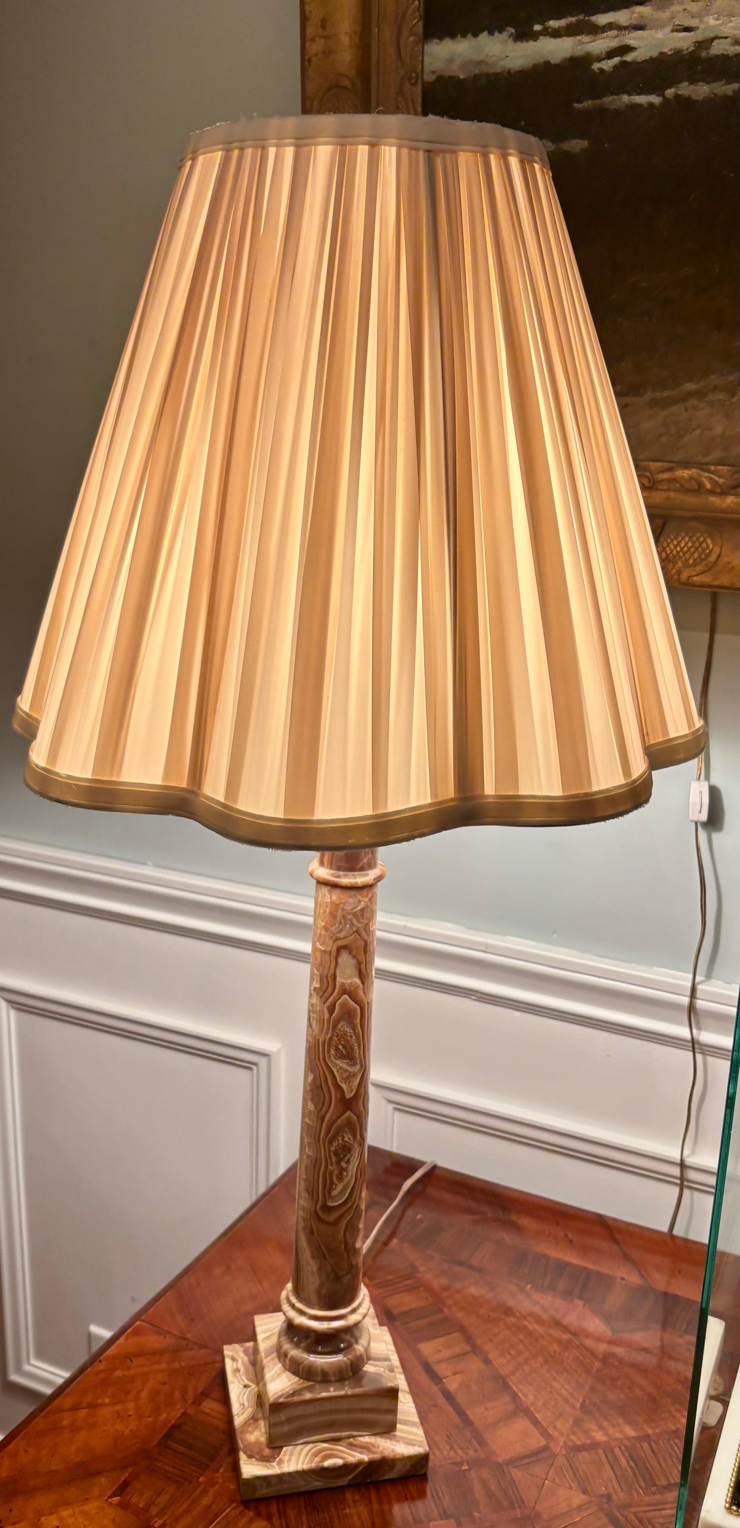 Una lámpara de columna de estilo neoclásico, muy decorativa e inusual, con una base de suqrw totalmente hecha de oynx beige bellamente veteado y jaspeado, probablemente fabricada en Italia a principios de la década de 1960. Italia es uno de los