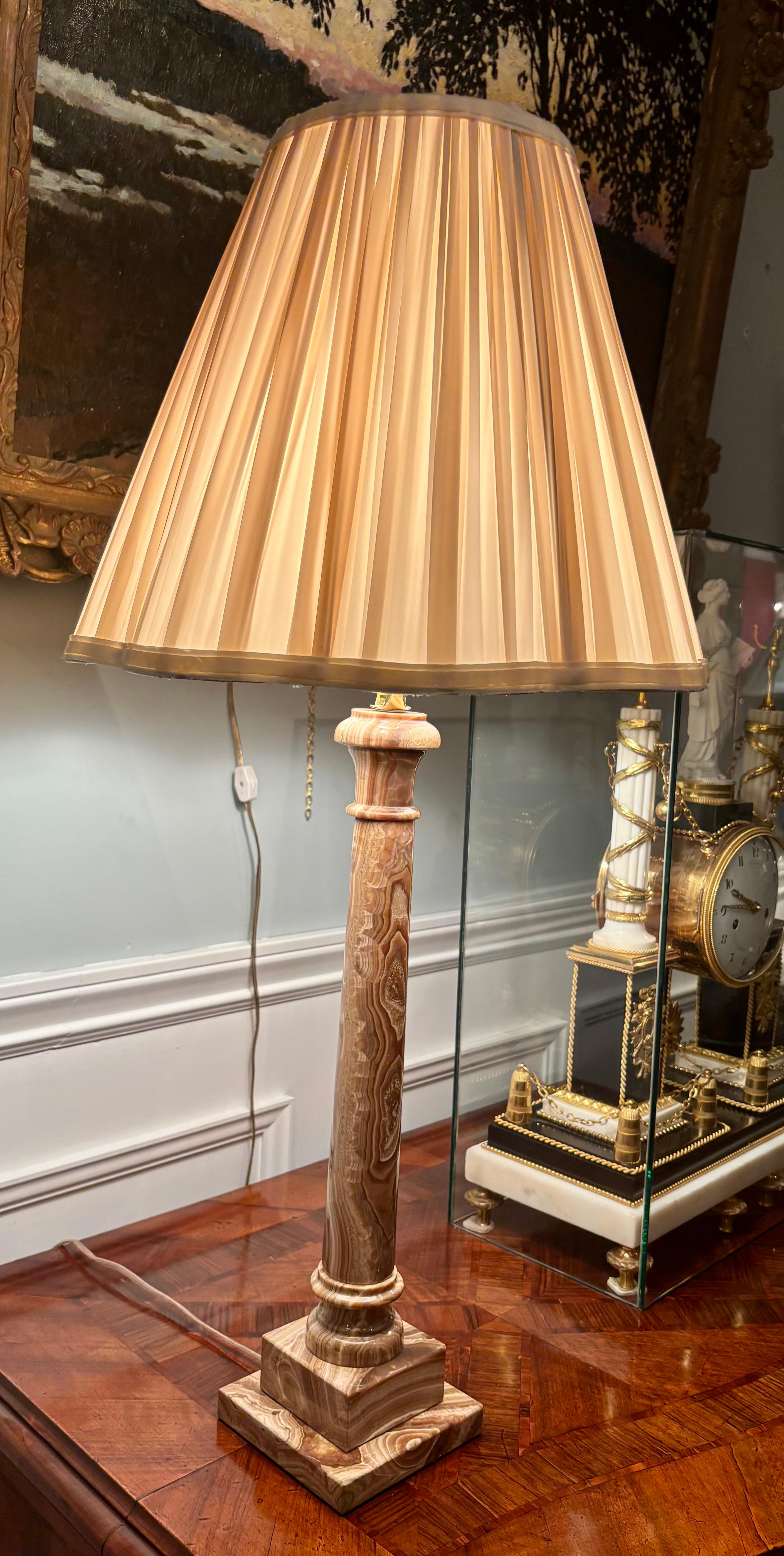 Una lámpara de columna italiana de mediados de siglo de color beige de Oynx Renacimiento neoclásico en venta