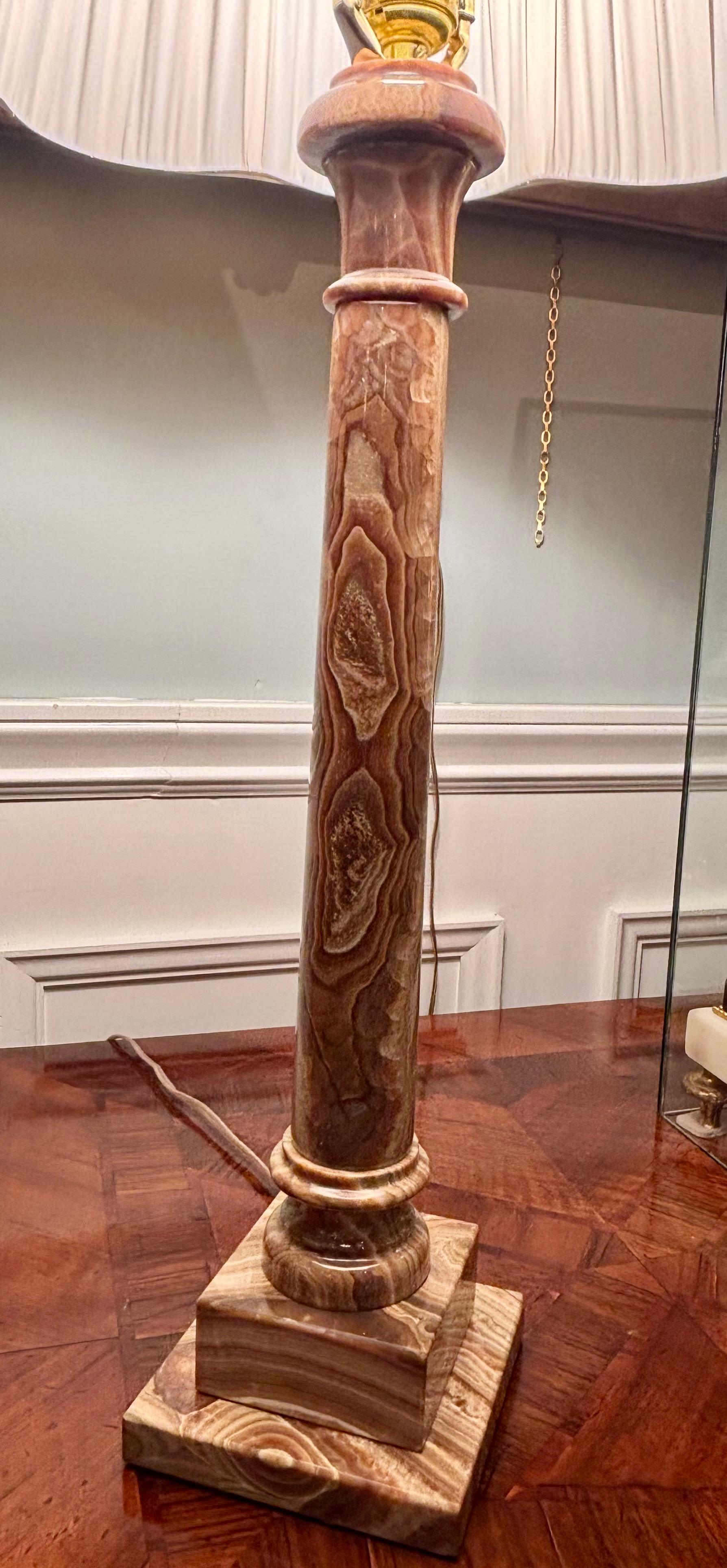 Una lámpara de columna italiana de mediados de siglo de color beige de Oynx Italiano en venta