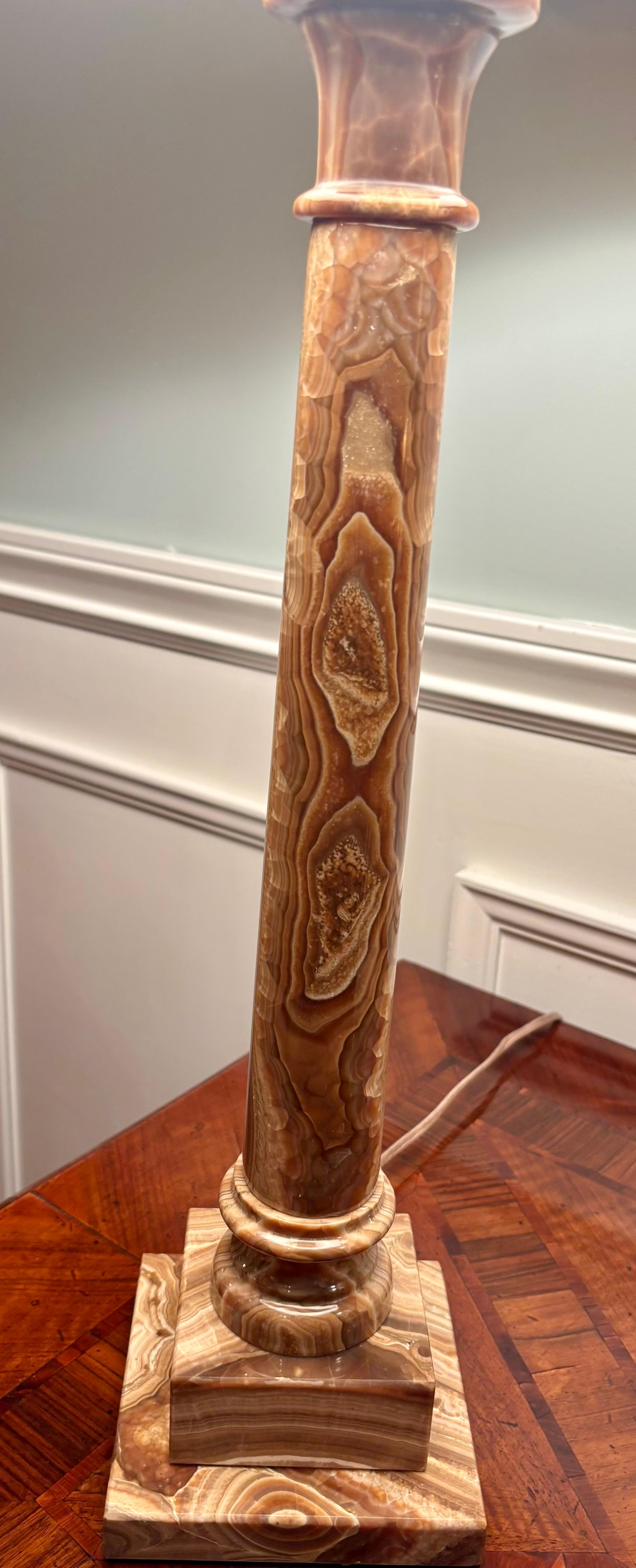 Una lámpara de columna italiana de mediados de siglo de color beige de Oynx Hecho a máquina en venta