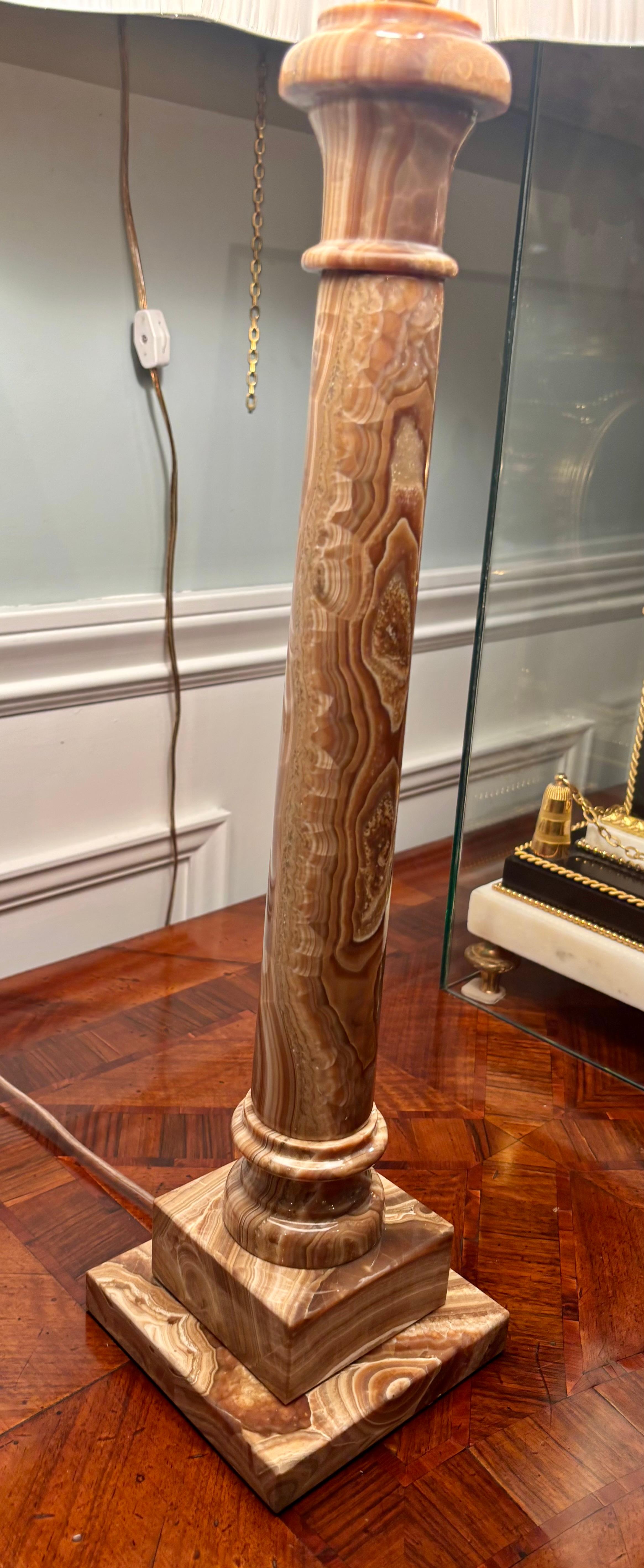 Una lámpara de columna italiana de mediados de siglo de color beige de Oynx en Bueno estado para la venta en Vancouver, British Columbia