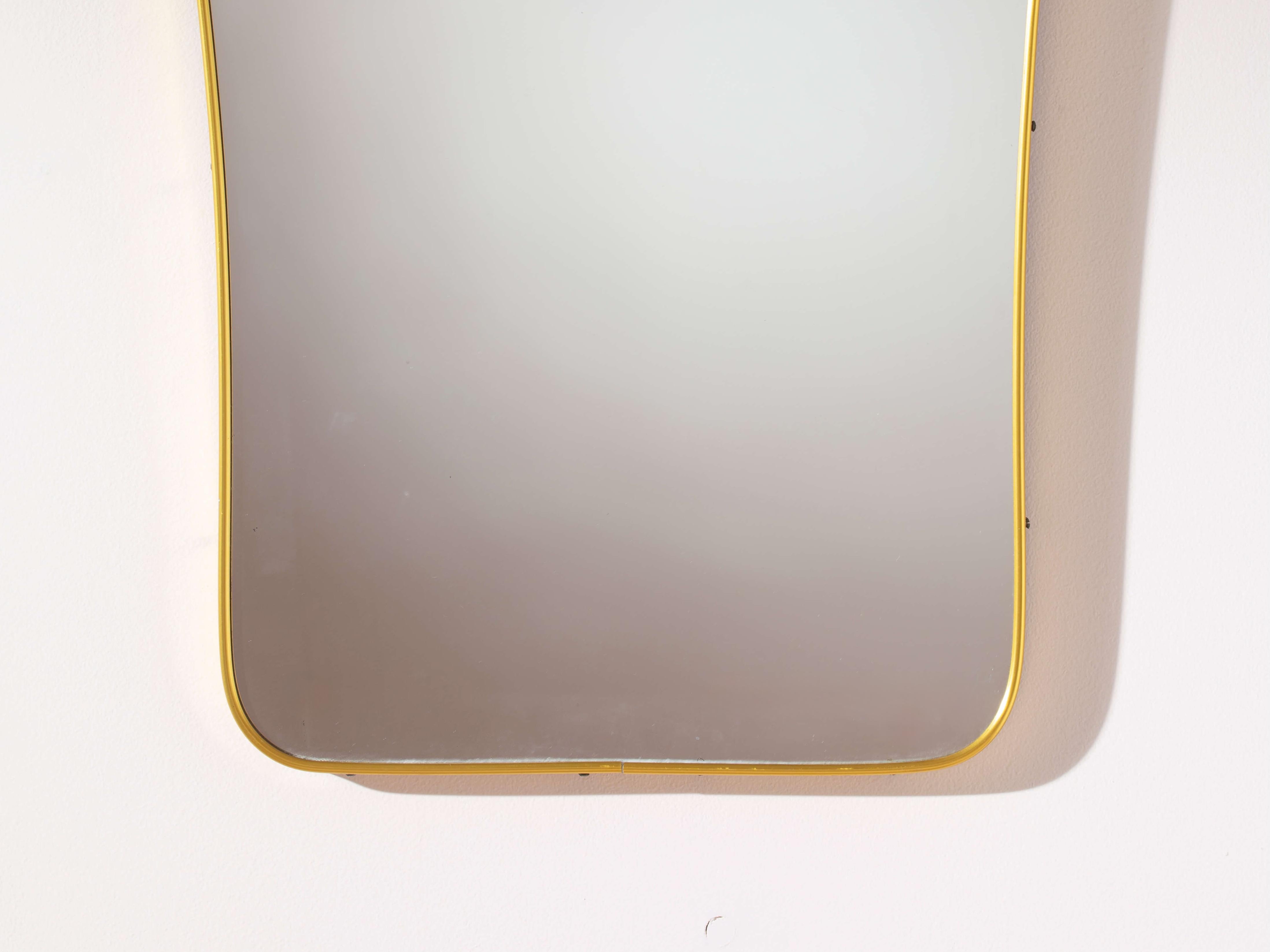 A mid-century Italian brass mirror in the style of Gio Ponti, 1960s In Good Condition For Sale In Chiavari, Liguria