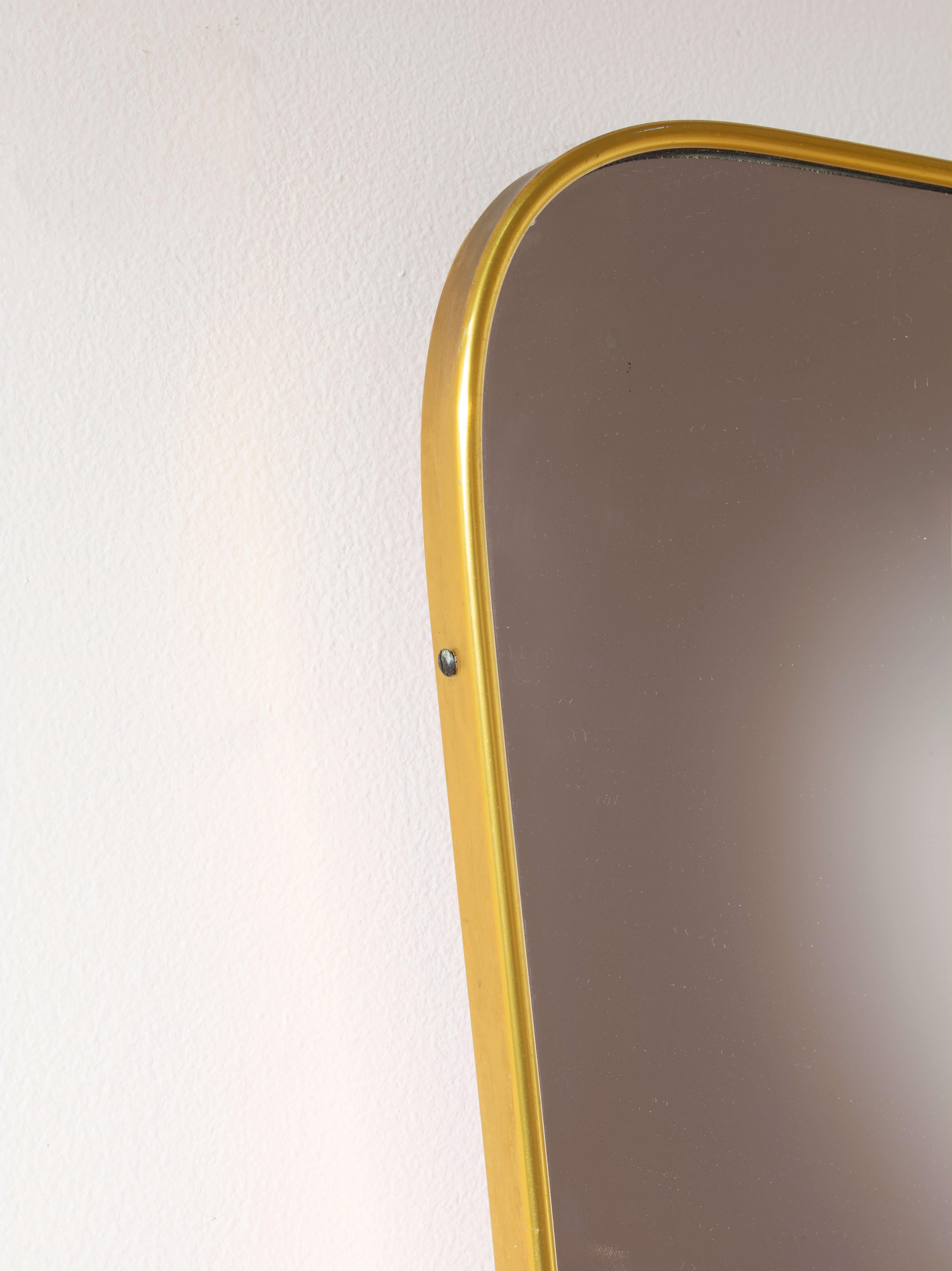 A mid-century Italian brass mirror in the style of Gio Ponti, 1960s For Sale 1
