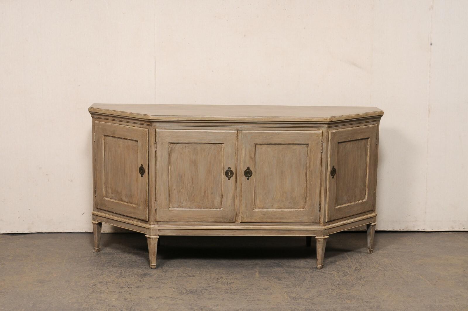 Console à quatre portes de fabrication américaine et d'inspiration italienne. Ce buffet vintage du fabricant de meubles américain 