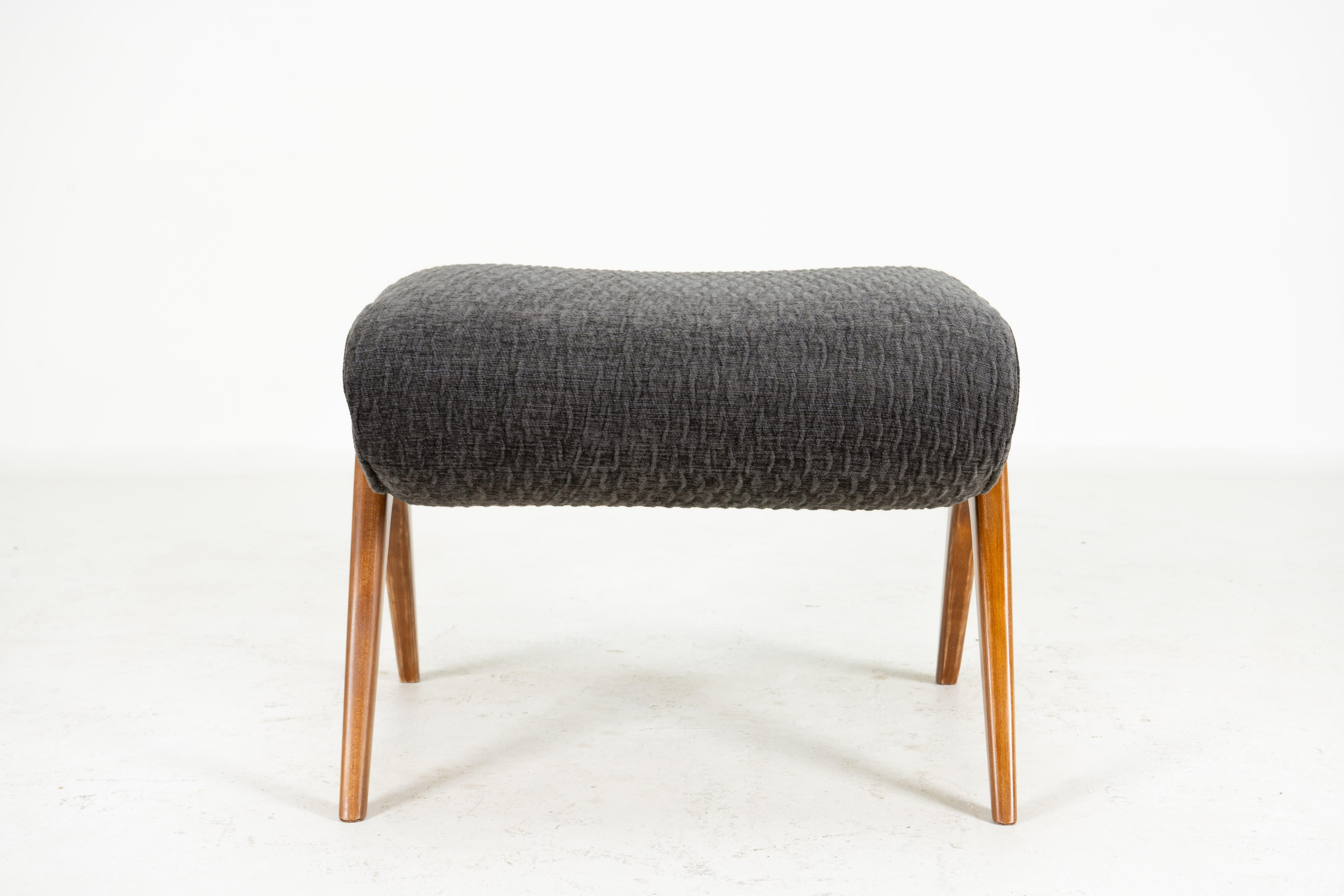 Italienischer Ottoman aus der Mitte des Jahrhunderts in Nussbaum (Walnuss) im Angebot