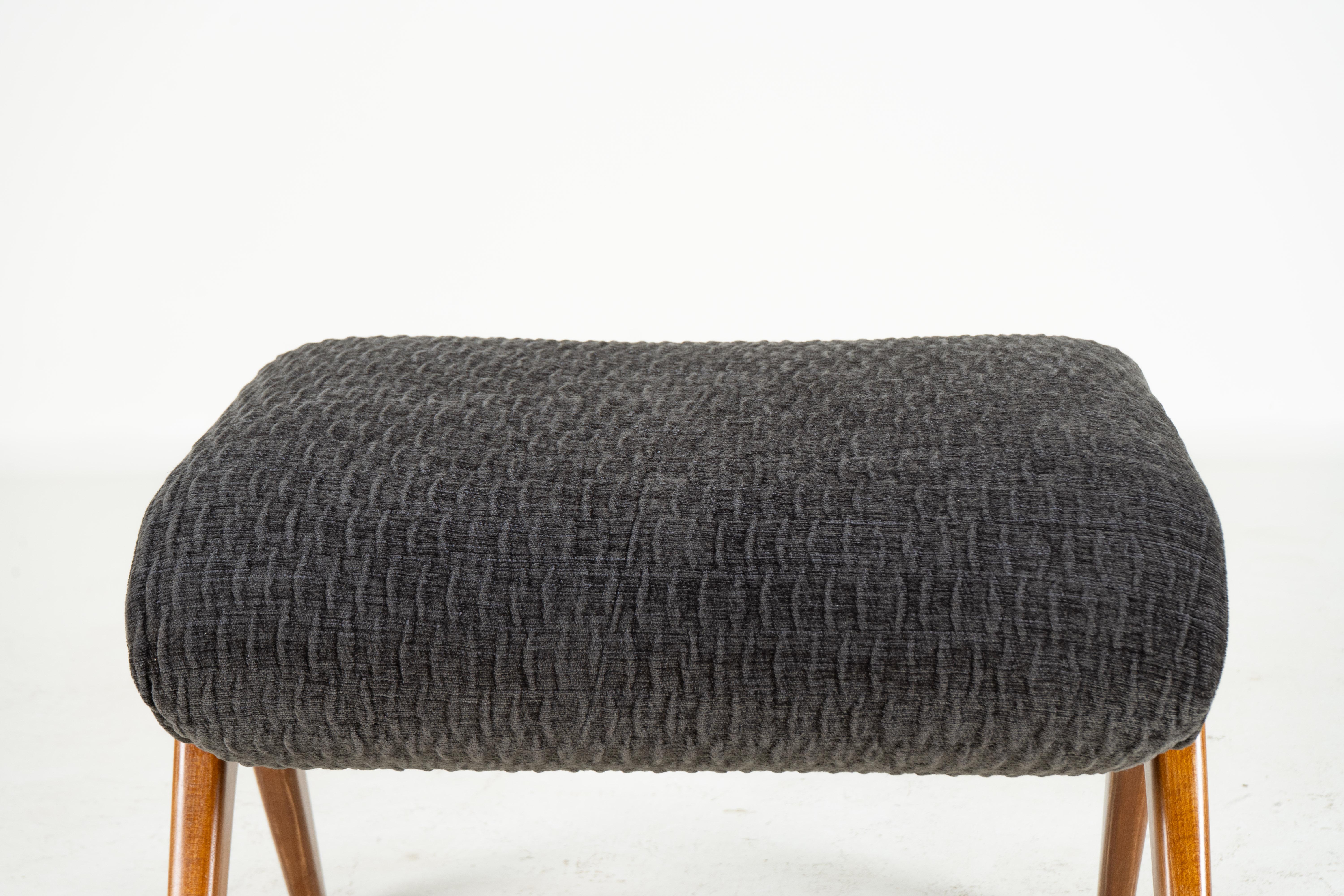 Italienischer Ottoman aus der Mitte des Jahrhunderts in Nussbaum im Angebot 1