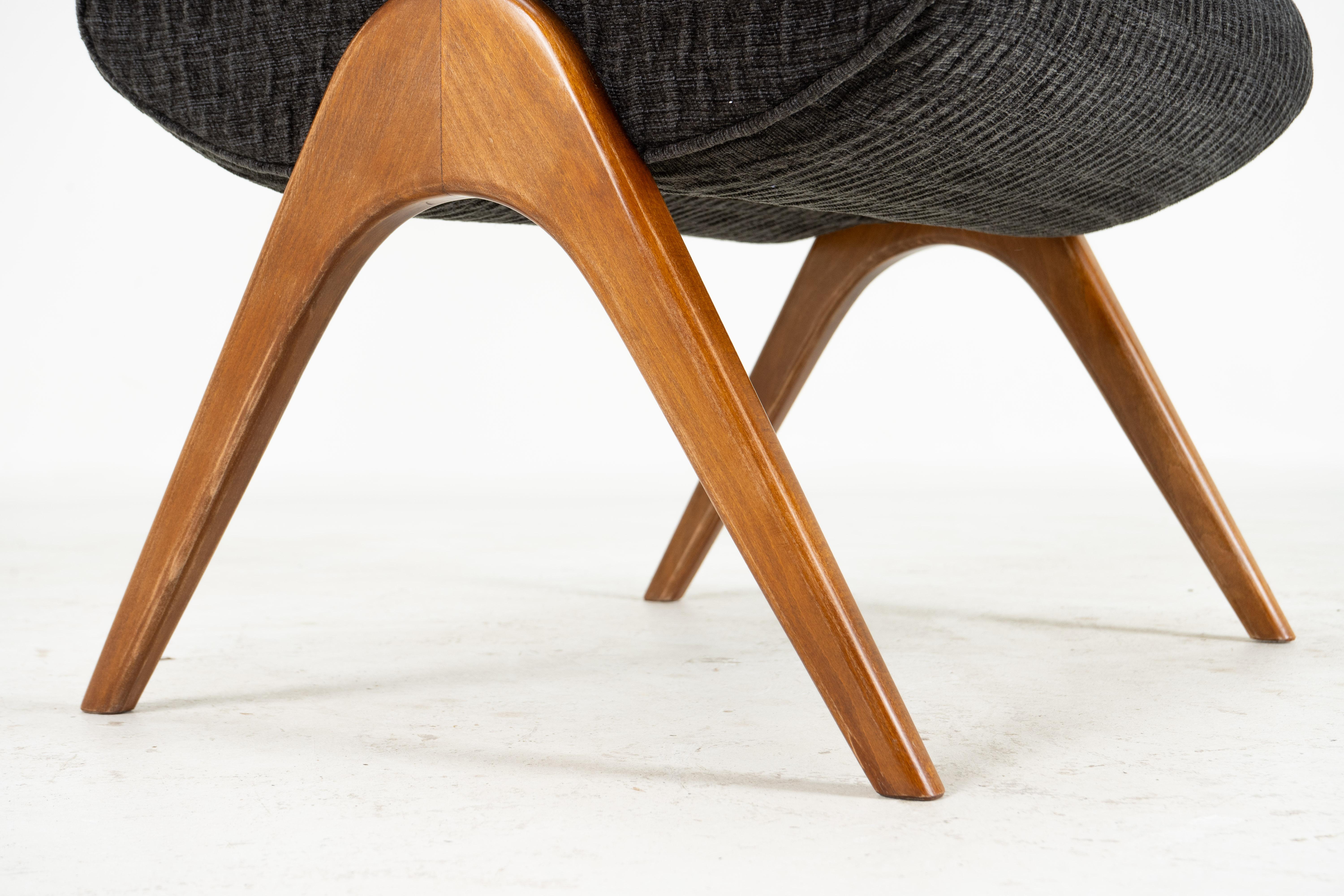 Italienischer Ottoman aus der Mitte des Jahrhunderts in Nussbaum im Angebot 2