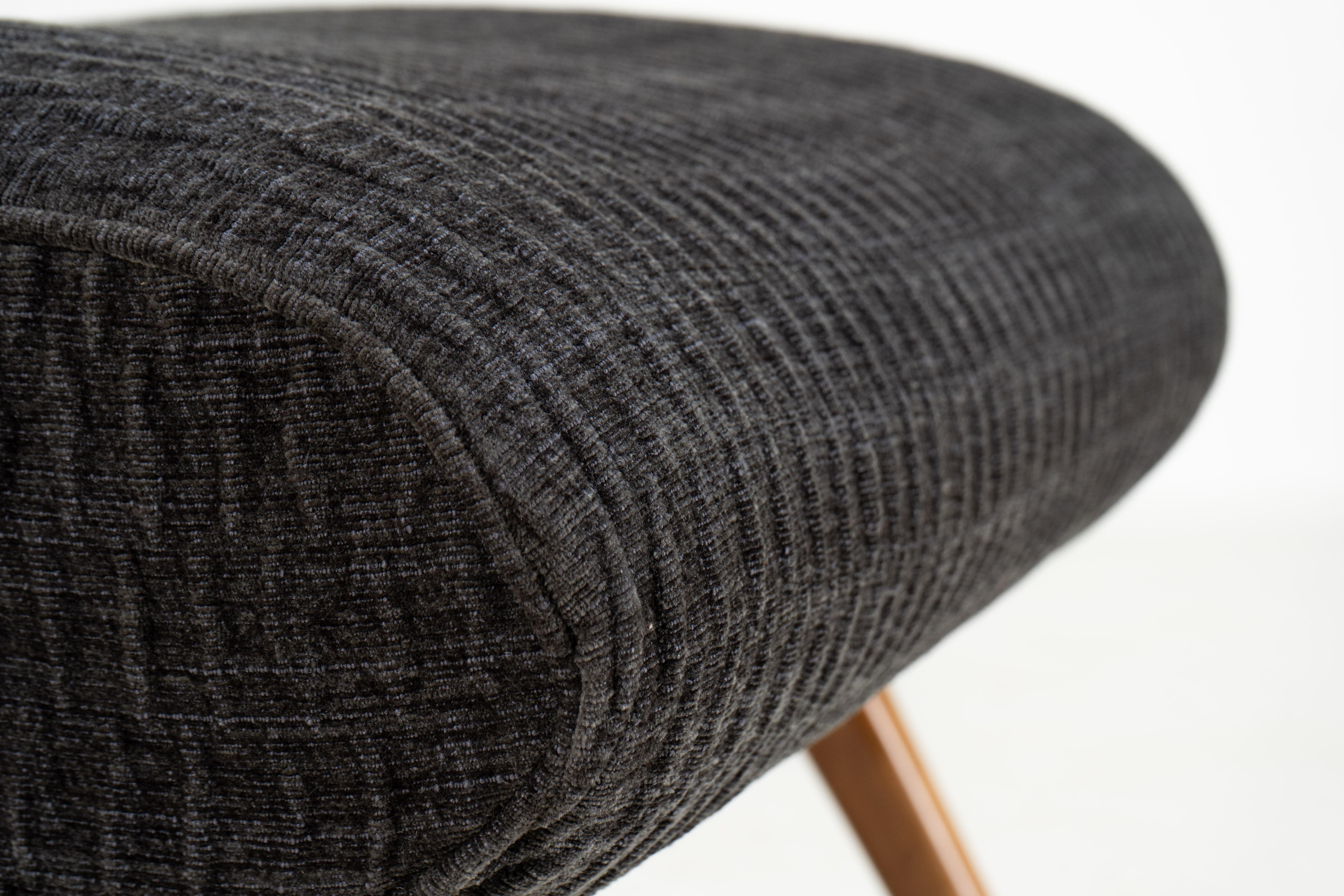 Italienischer Ottoman aus der Mitte des Jahrhunderts in Nussbaum im Angebot 3