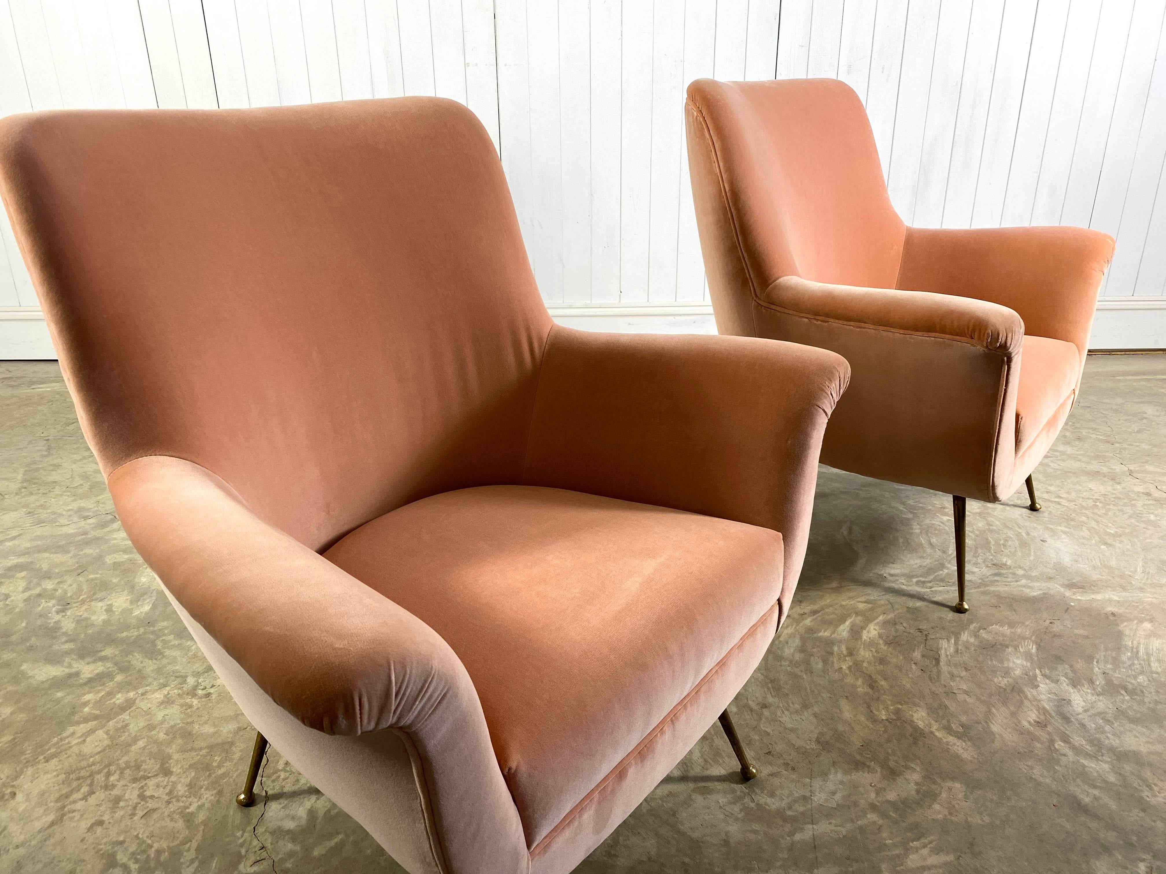 Midcentury Italian Velvet Armchair In Good Condition For Sale In Cirencester, GB