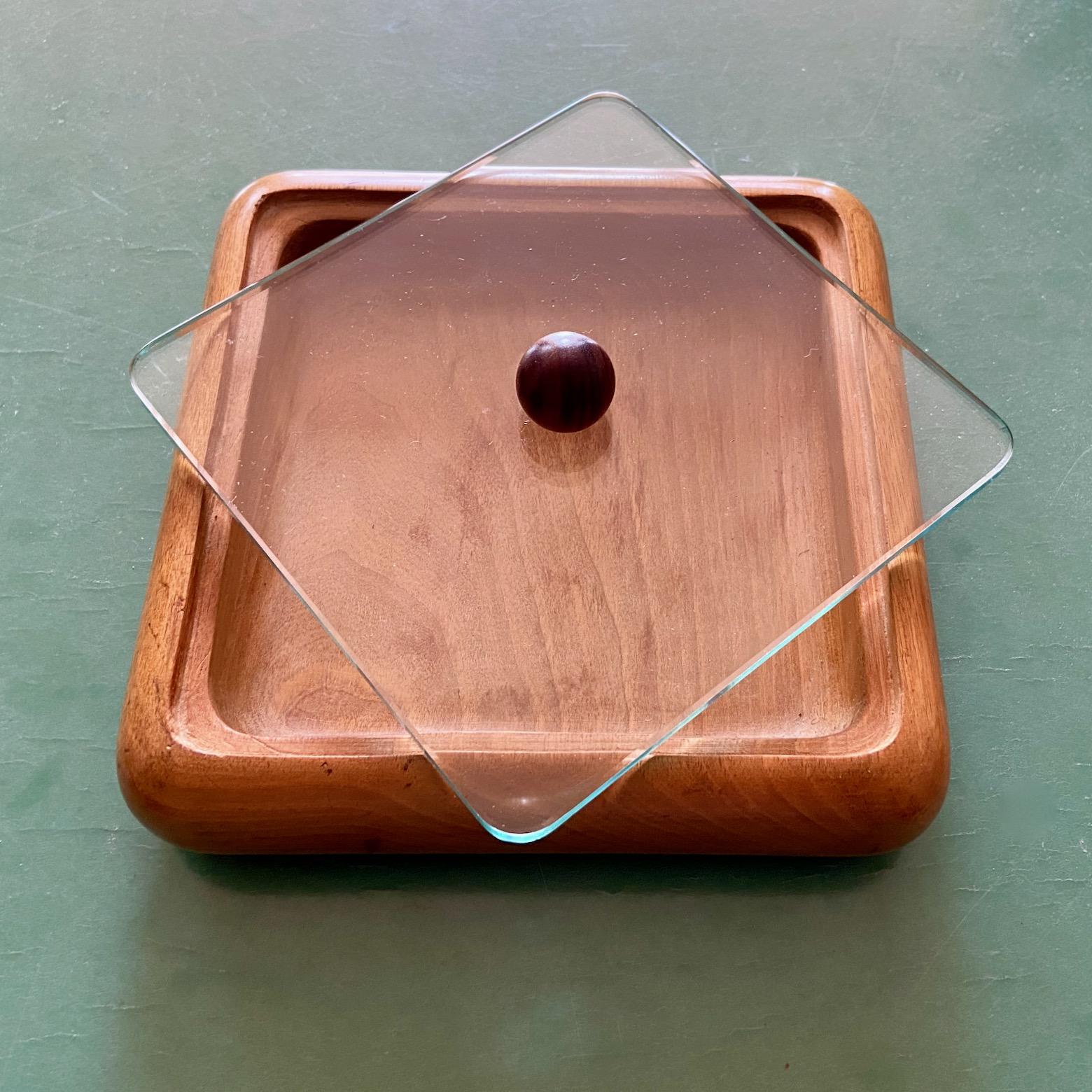 20th Century a mid-century Italian wood and glass table top box in the manner of Fontana Arte For Sale