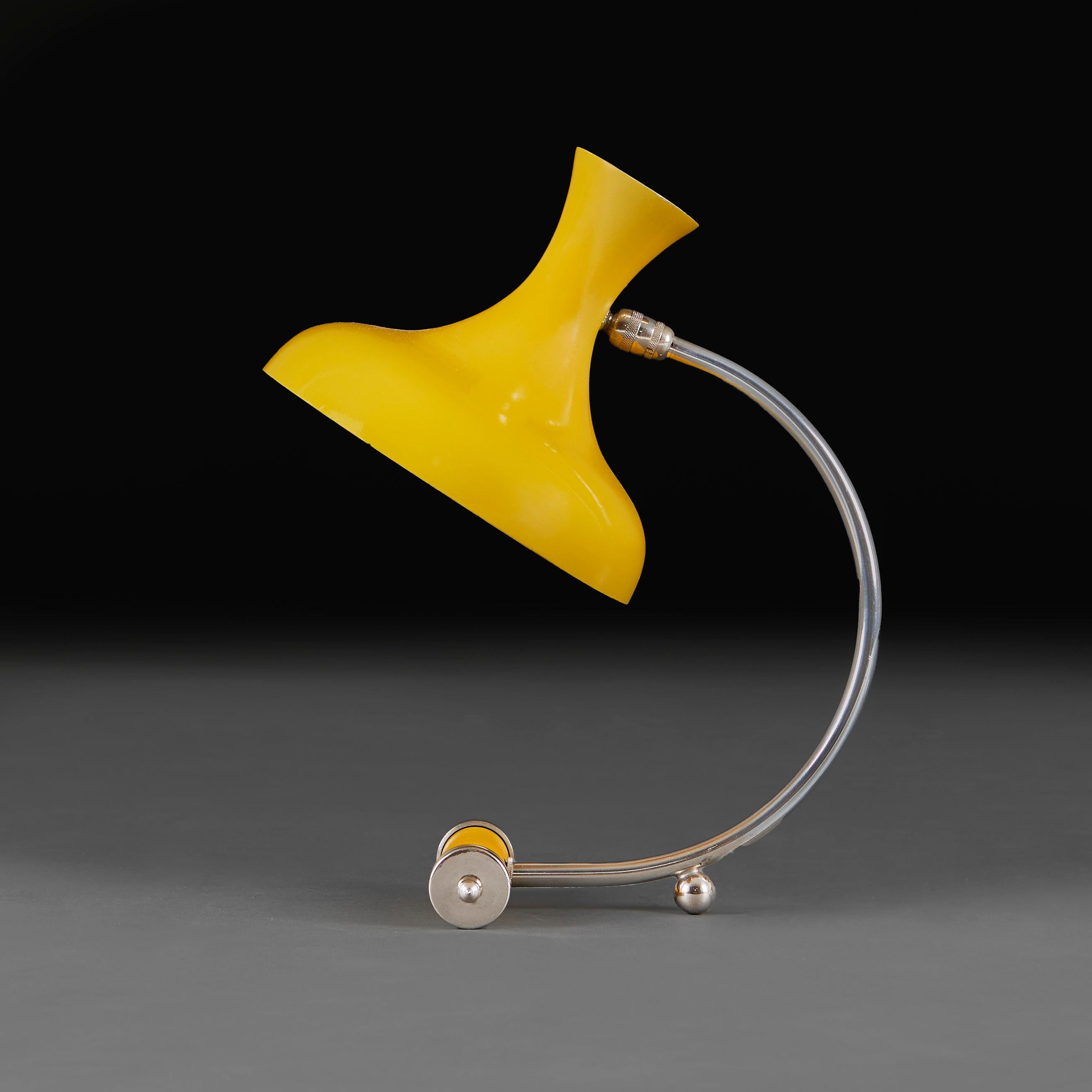 Italie, vers 1950
Lampe de bureau italienne du milieu du siècle, avec un abat-jour en forme de diablo en émail jaune et une base cylindrique, avec un col chromé incurvé et un pied à boule unique. 
Hauteur    29.00cm
Largeur     18.00cm
Profondeur   