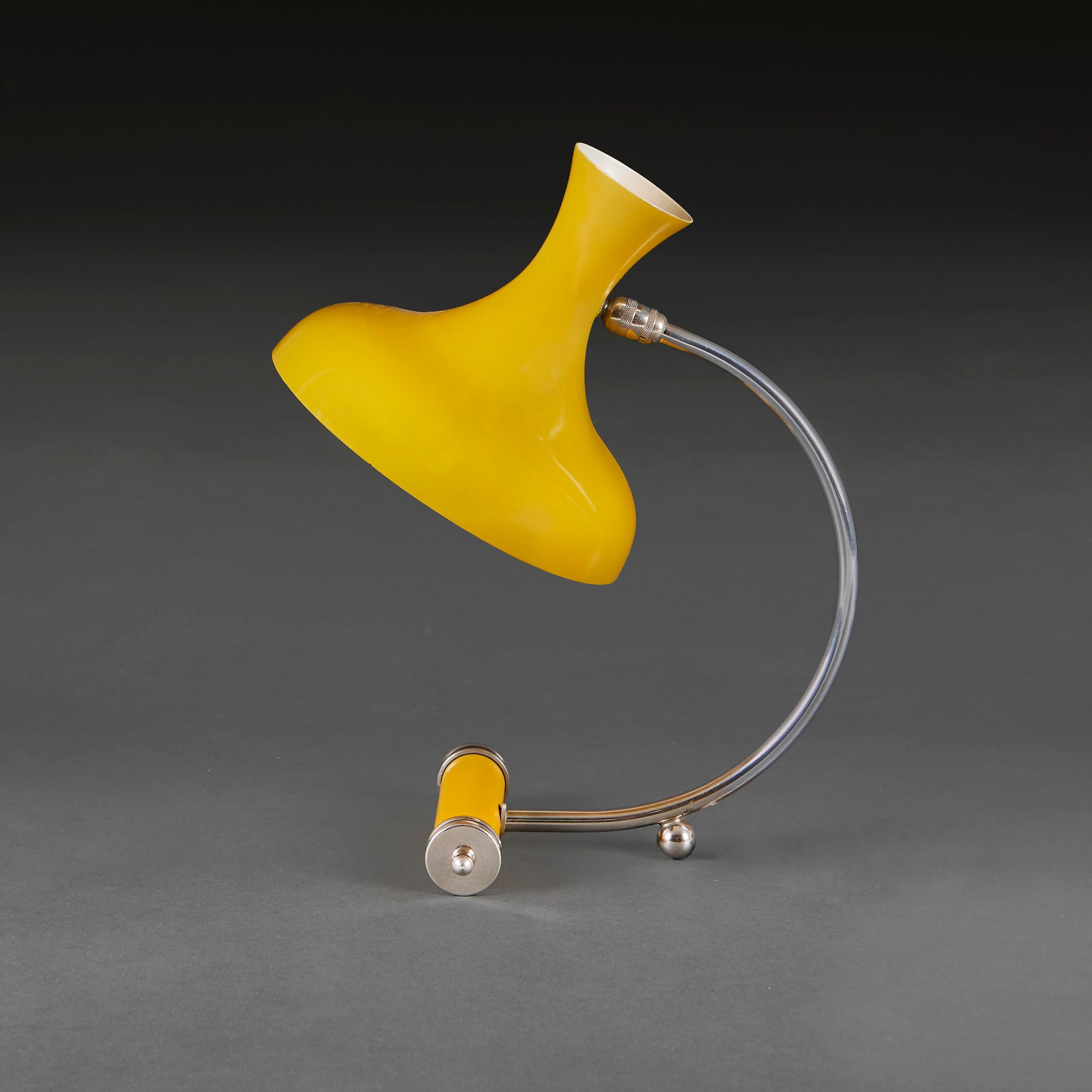 Lampe de bureau jaune italienne du milieu du siècle Bon état - En vente à London, GB