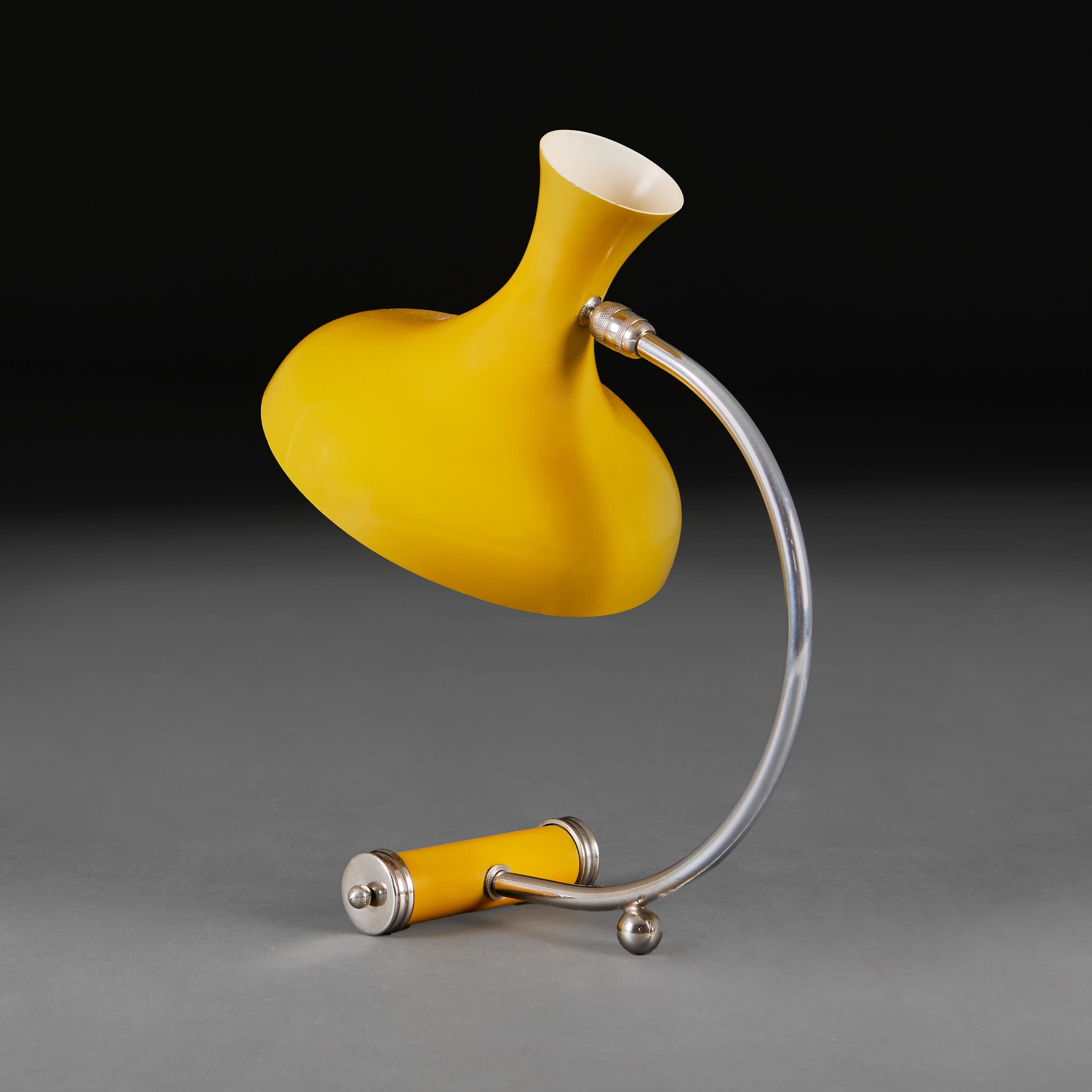 20ième siècle Lampe de bureau jaune italienne du milieu du siècle en vente