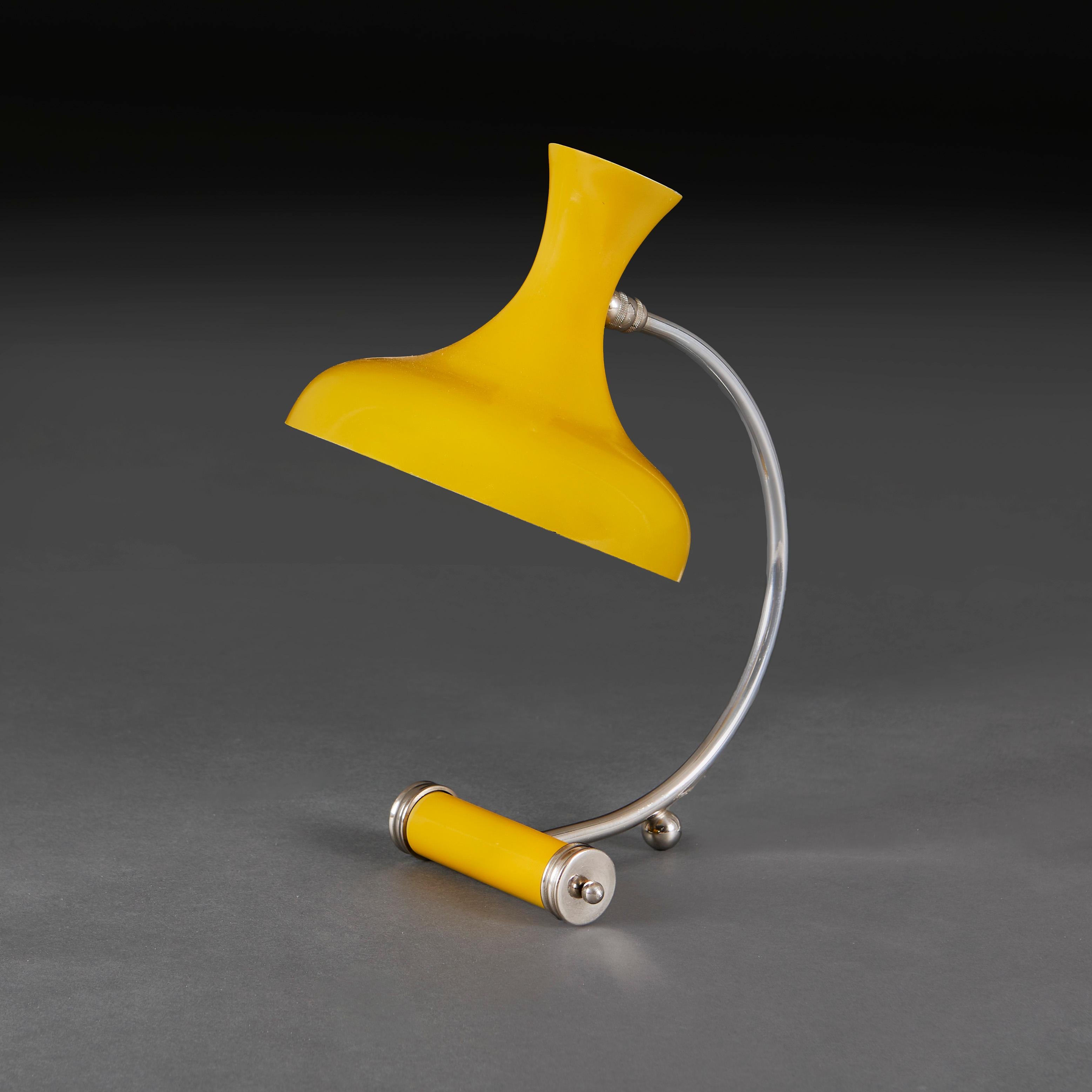 Émail Lampe de bureau jaune italienne du milieu du siècle en vente