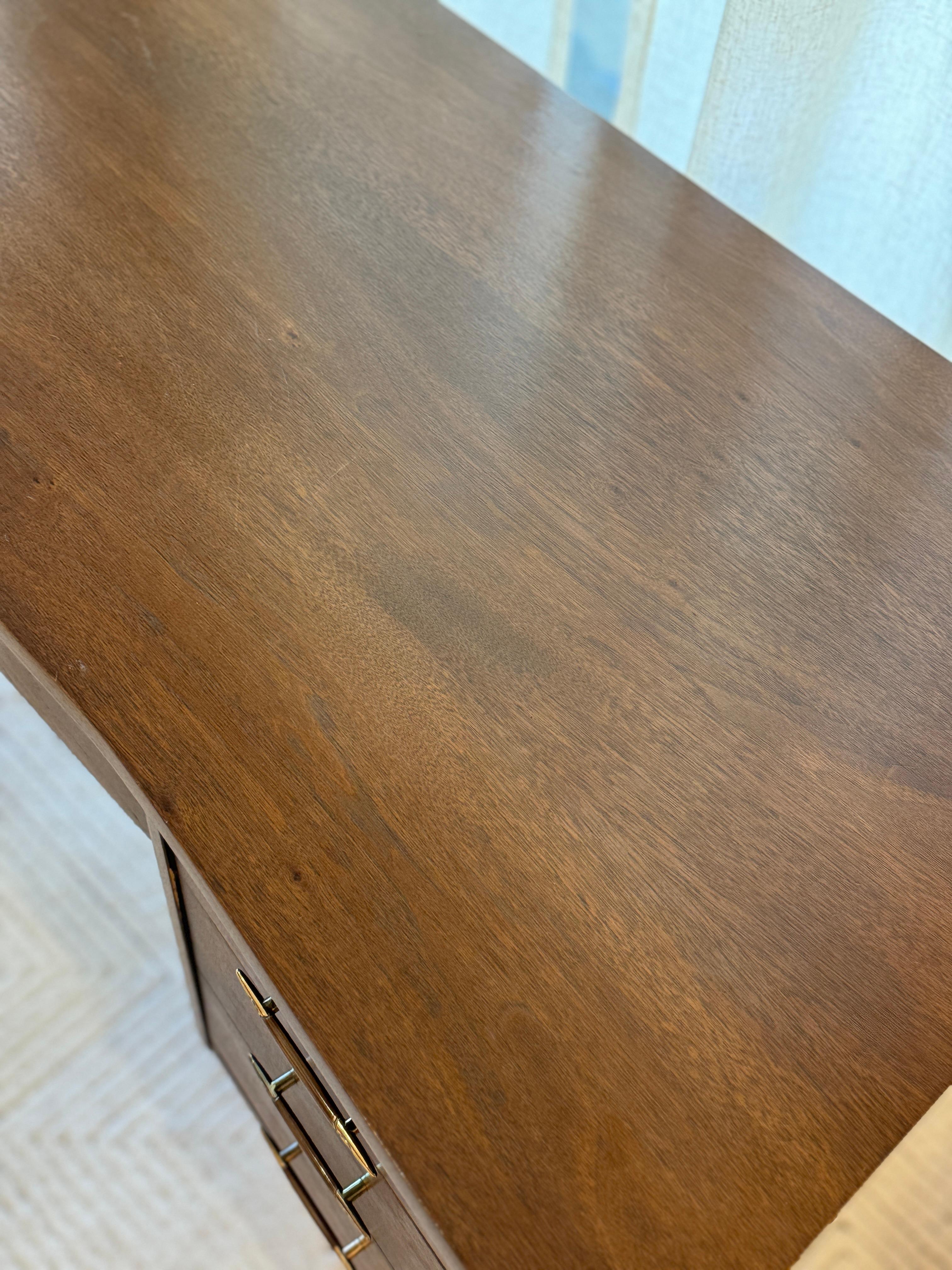 A mid century modern American icon, the Saga desk by Broyhill In Good Condition In Houston, TX