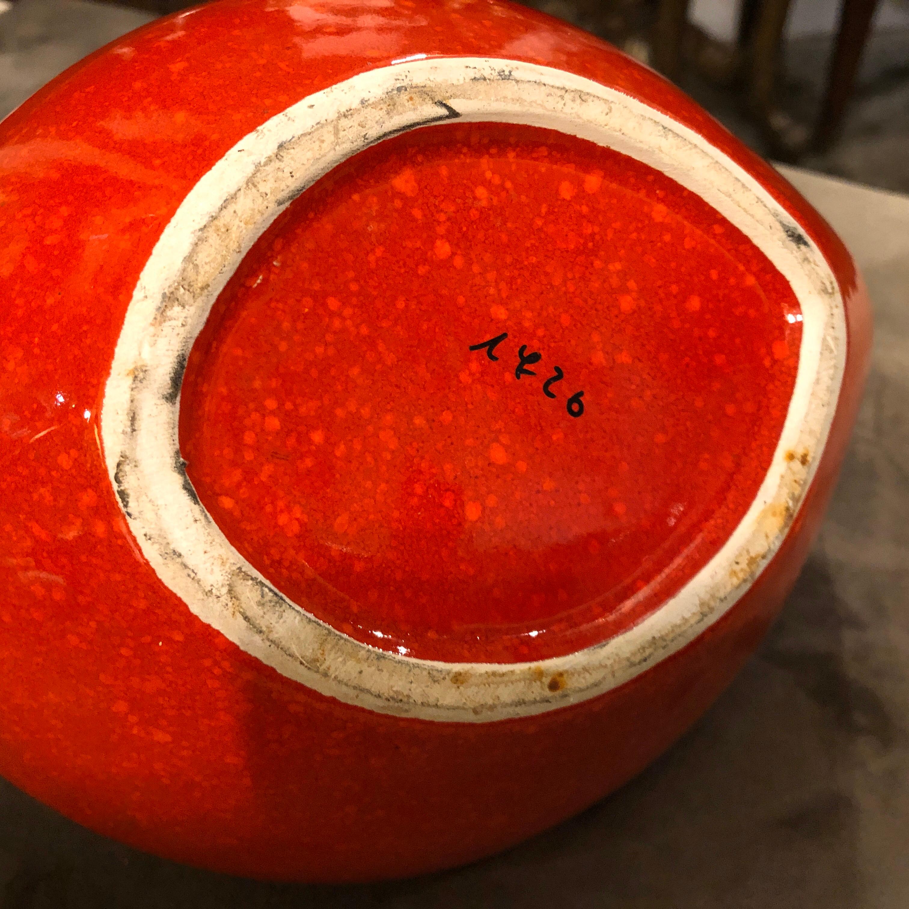Dipinto a mano Brocca in ceramica rossa, blu e gialla della metà del secolo scorso di Bertoncello in vendita