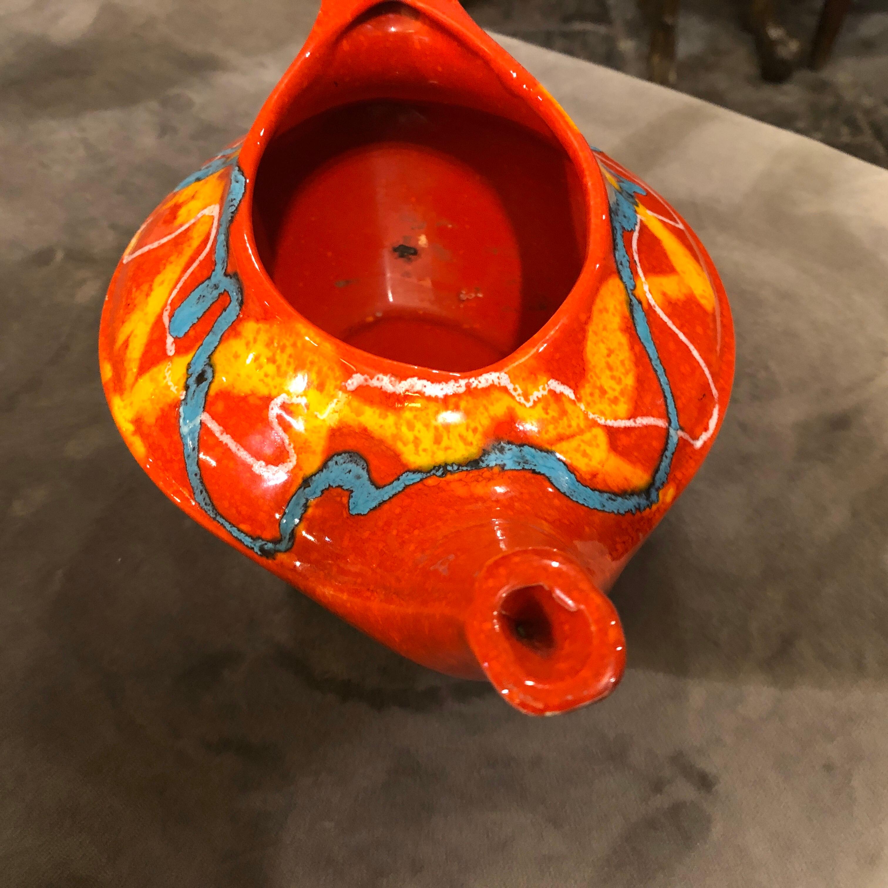 Ceramica Brocca in ceramica rossa, blu e gialla della metà del secolo scorso di Bertoncello in vendita