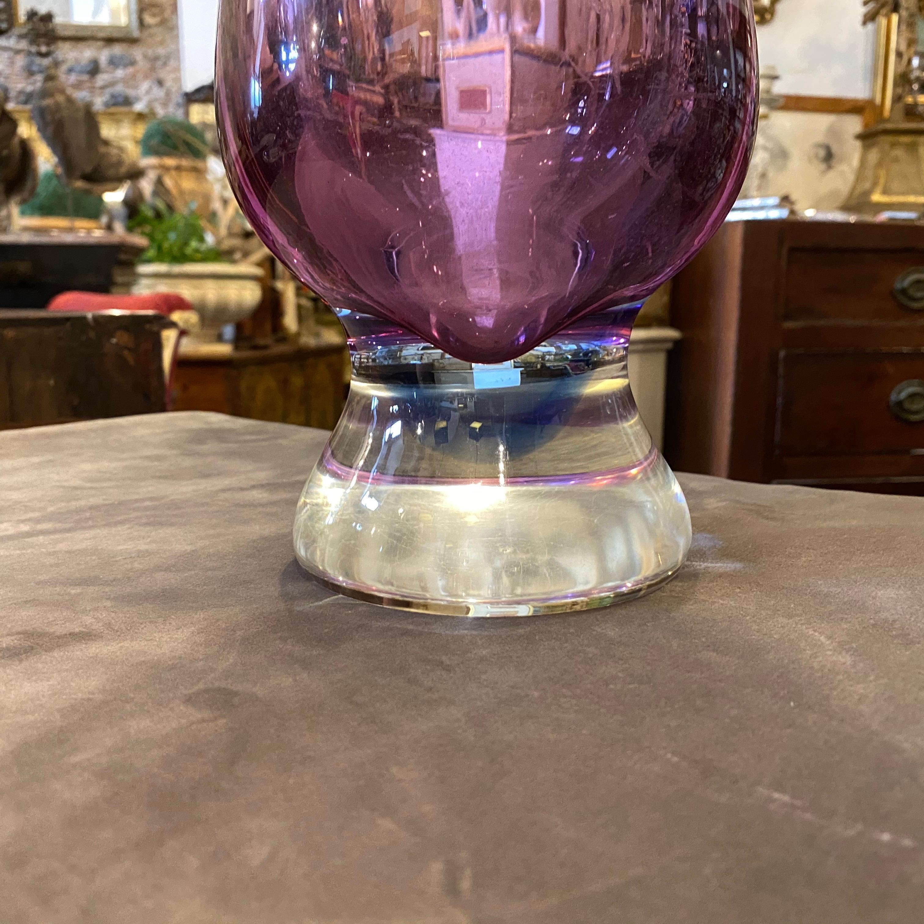 Eine schwere Vase aus Murano-Glas von Sommerso, die in den 1970er Jahren in Italien entworfen und hergestellt wurde, ist in perfektem Zustand. Diese Vase aus den 1970er Jahren ist ein schönes Beispiel für modernistische italienische Glaskunst.