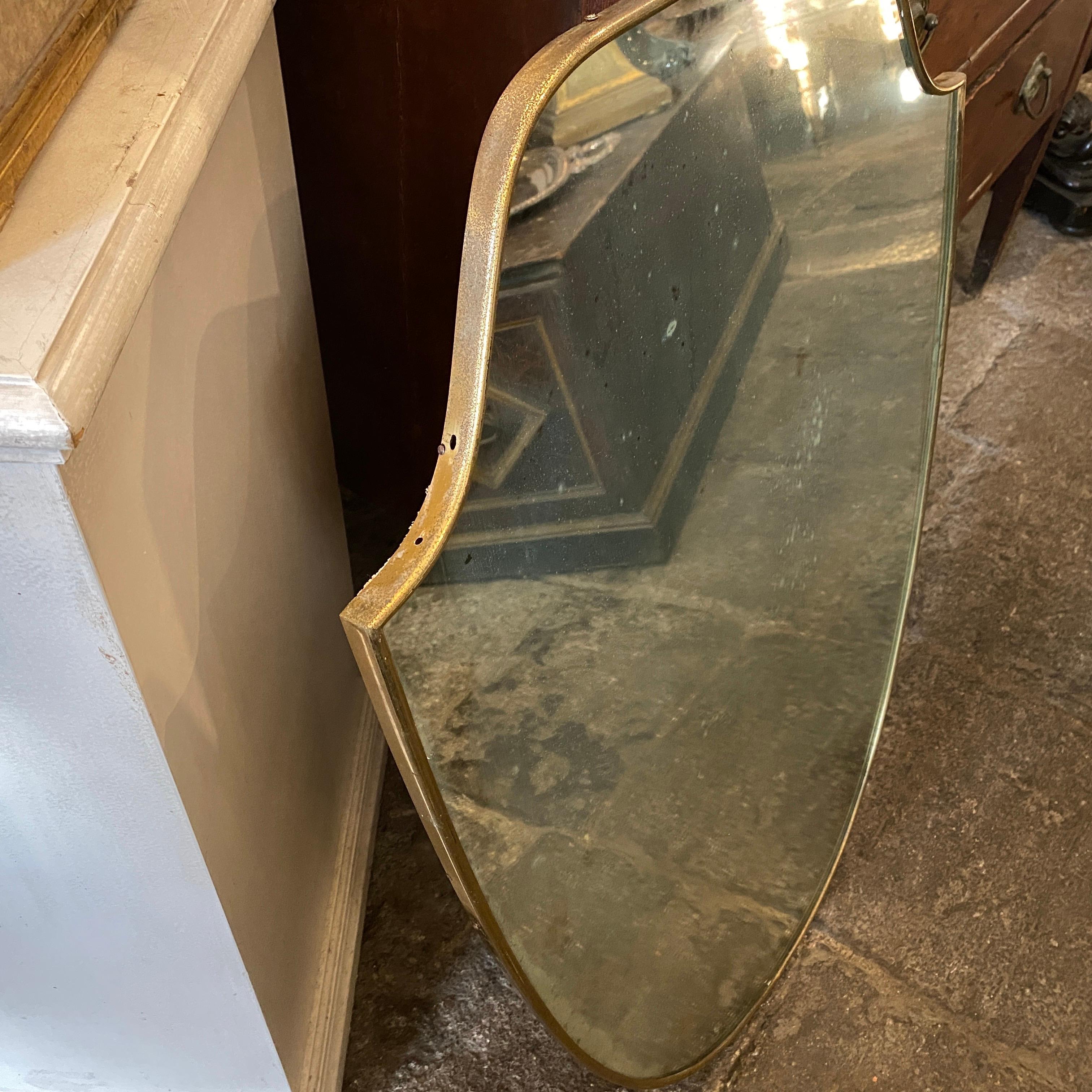 Mid-Century Modern Brass Shield Wall Mirror in the Manner of Gio Ponti, 1950 In Good Condition In Aci Castello, IT