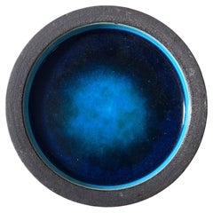 Ein moderner leuchtend blauer glasierter Keramikkrug aus der Mitte des Jahrhunderts