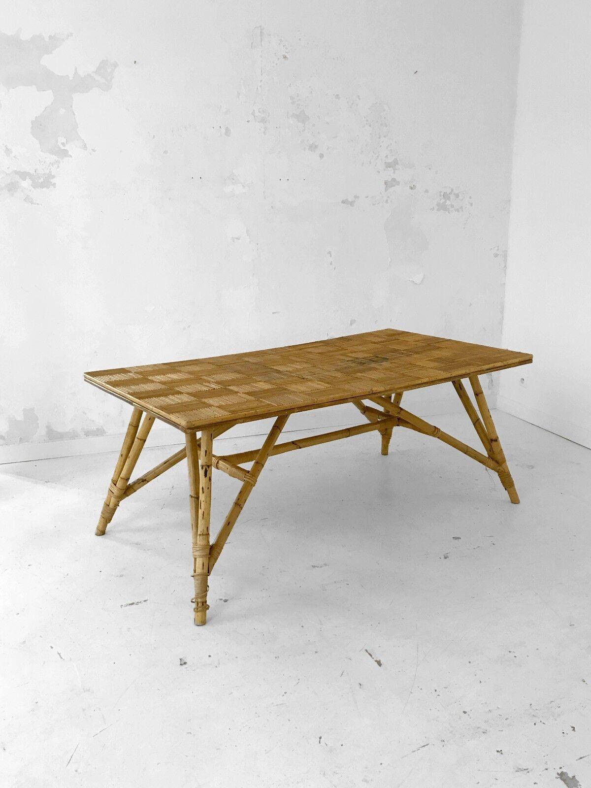 Une table de salle à manger spectaculaire, moderniste, constructiviste, de forme libre, structure en bambou aux lignes dynamiques, grand plateau en bois incrusté de damiers en osier, par Audoux-Minnet, France 1970.
Un modèle exceptionnel, par son