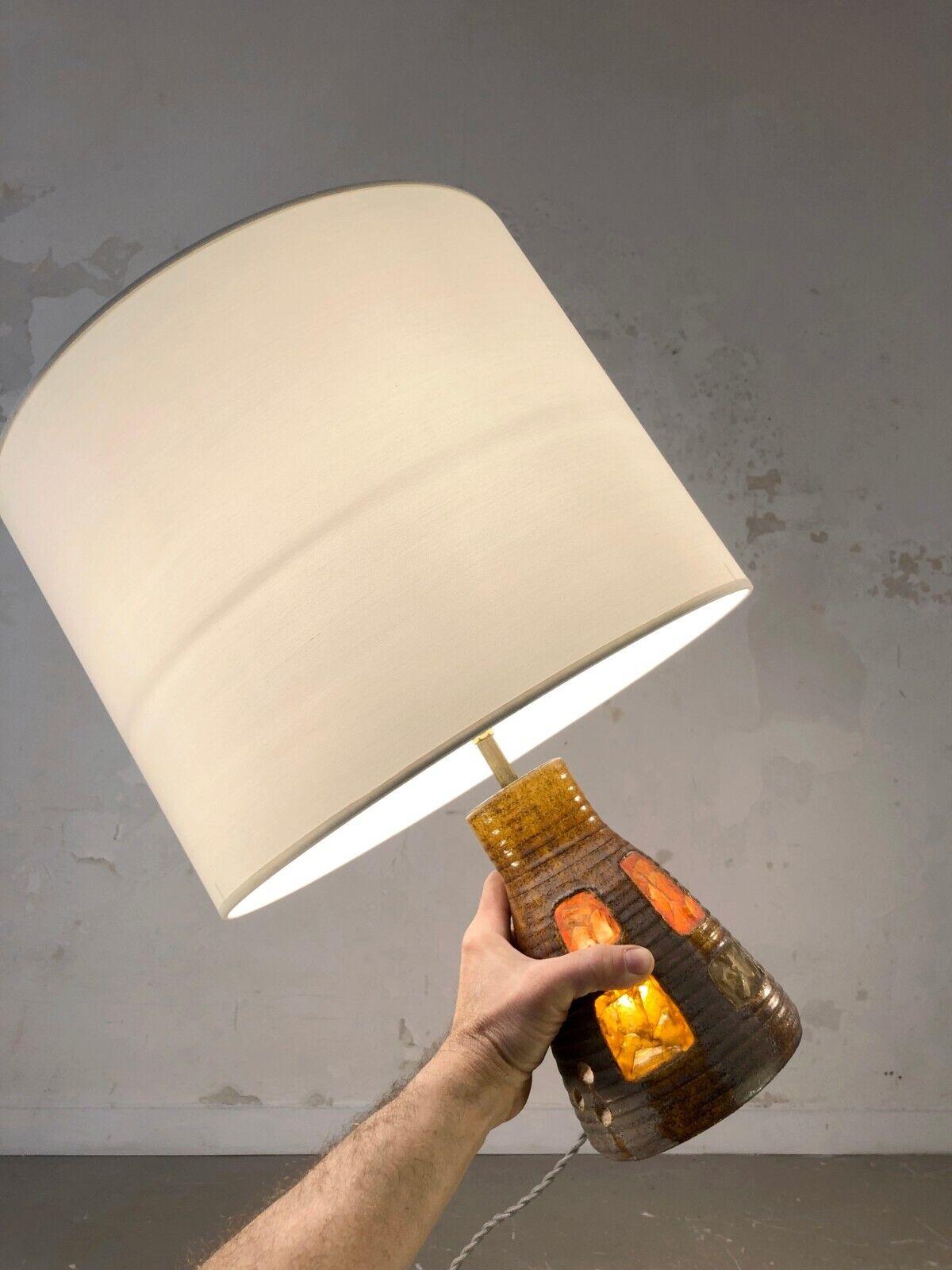 A MID-CENTURY-MODERN BRUTALIST RUSTIC Ceramic TABLE LAMP by ACCOLAY France 1950 In Good Condition For Sale In PARIS, FR