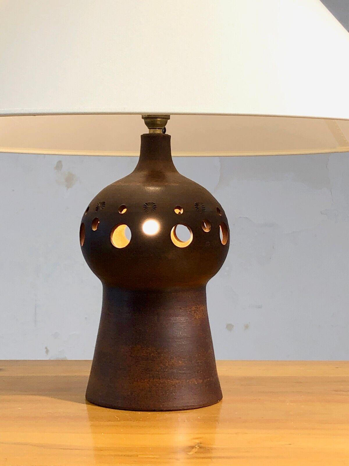 A MID-CENTURY-MODERN BRUTALIST RUSTIC Ceramic TABLE LAMP, by LAM France 1950 In Good Condition For Sale In PARIS, FR