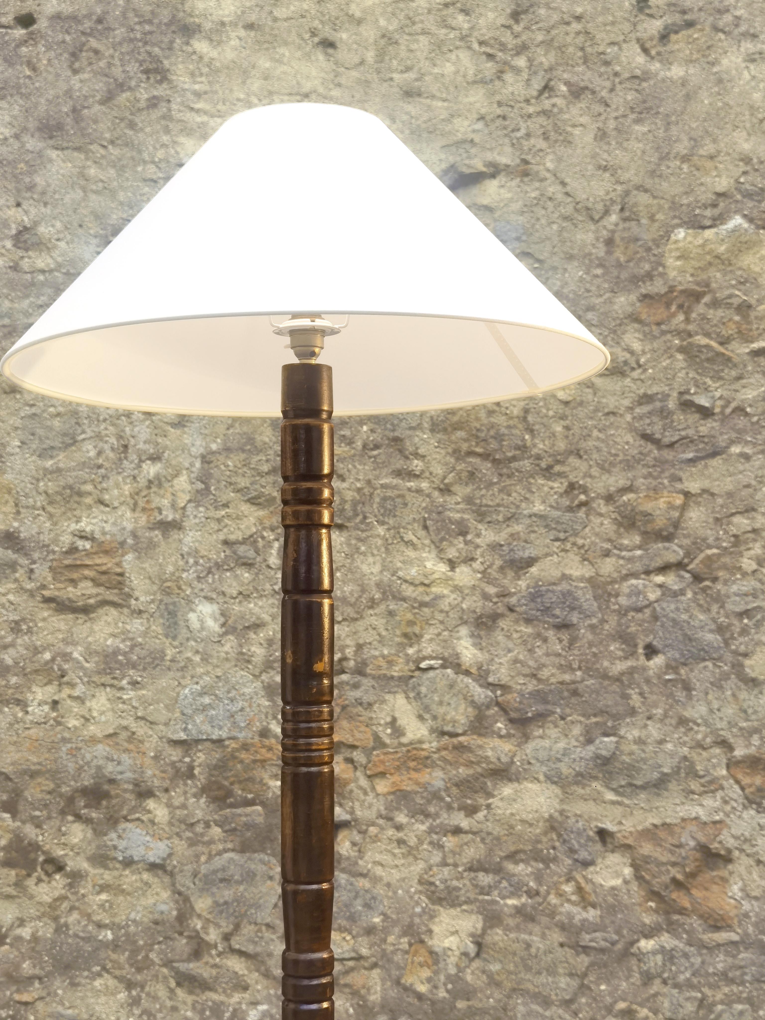 A MID-CENTURY-MODERN BRUTALIST Wooden FLOOR LAMP, France 1950 In Good Condition For Sale In PARIS, FR