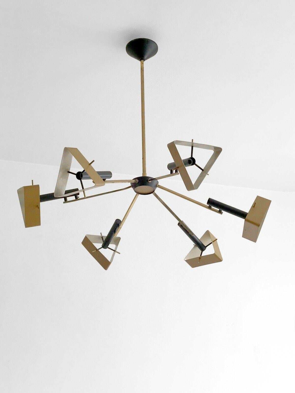 A very rare and spectacular 6-lights suspension, Modern, Bauhaus, Constructiviste, Forme-Libre, in white
A spectacular and extremely rare 6-light pendant light, Modernist, Bauhaus, Constructivist, from Forme-Libre, in white perspex and black and