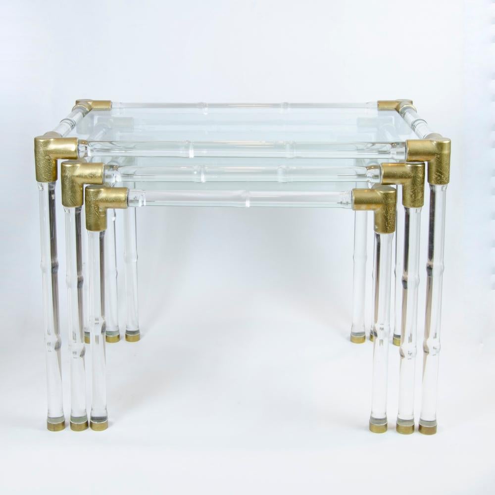 Ensemble de trois tables conçu par Charles Hollis Jones, dans les années 1950, dans le style The Moderns.
Ce magnifique set de 3 tables d'appoint est très moderne et décoratif et peut être combiné avec de nombreux styles d'intérieur.

Grande table :