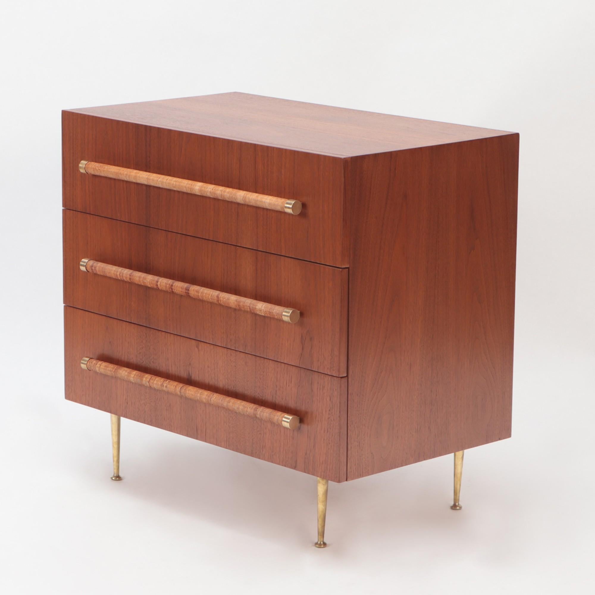 Una cassapanca in stile Mid-Century Modern. Creato da T.H. Robsjohn-Gibbings per Widdicomb. Noce con maniglie avvolte in canna e gambe in ottone.