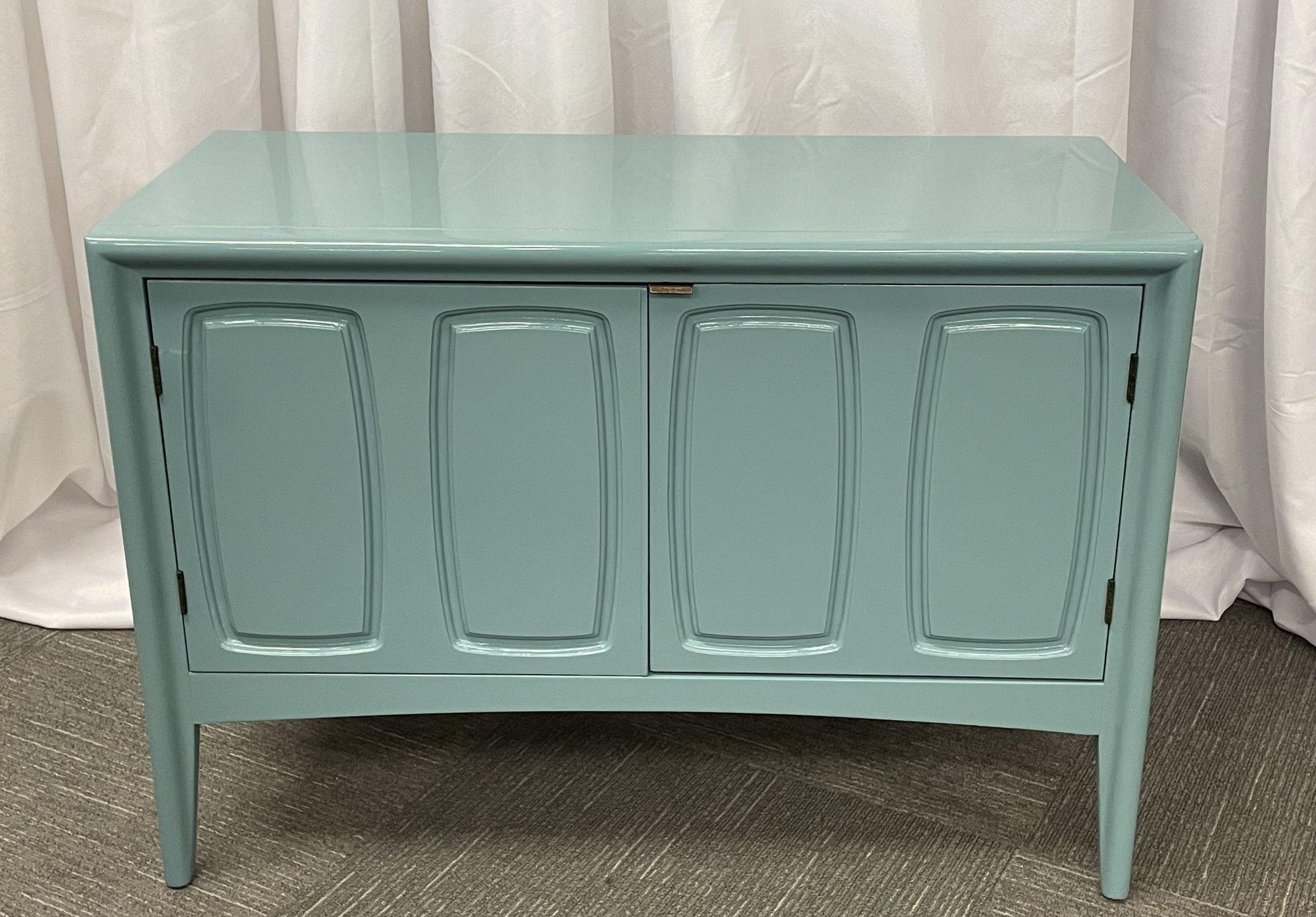 A Mid Century Modern Chest, Nightstand or Table, Robins Egg Blue
 
A Mid Century Modern Robin Egg Blue painted, lacquered commode, chest or night table. Having a single interior drawer with the fitted interior having been fully refinished as well as