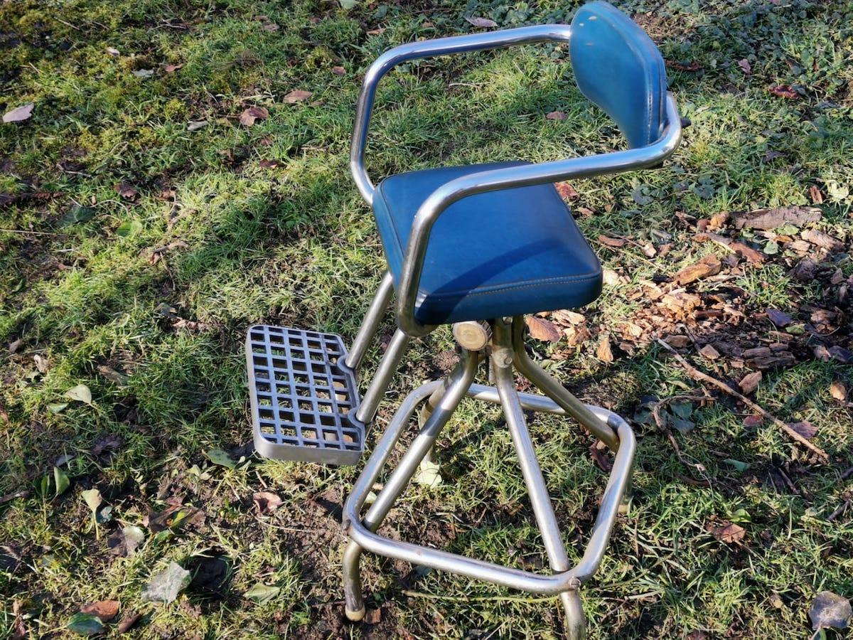 Brushed Mid-Century Modern Chrome Rotating & Extending Child's Hairdressing Armchair For Sale