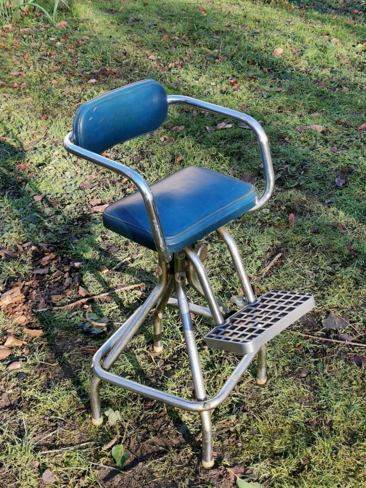 Mid-Century Modern Chrome Rotating & Extending Child's Hairdressing Armchair In Good Condition For Sale In London, GB