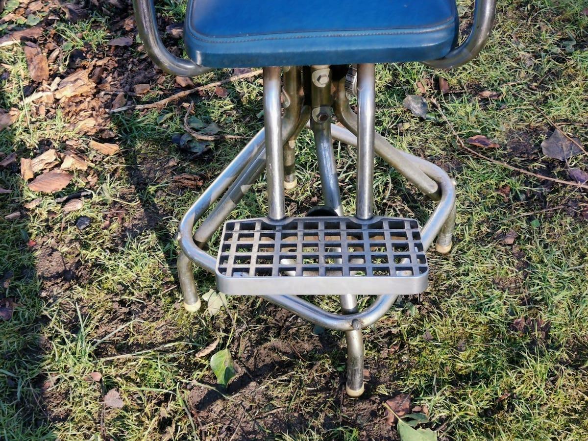 Mid-Century Modern Chrome Rotating & Extending Child's Hairdressing Armchair For Sale 1