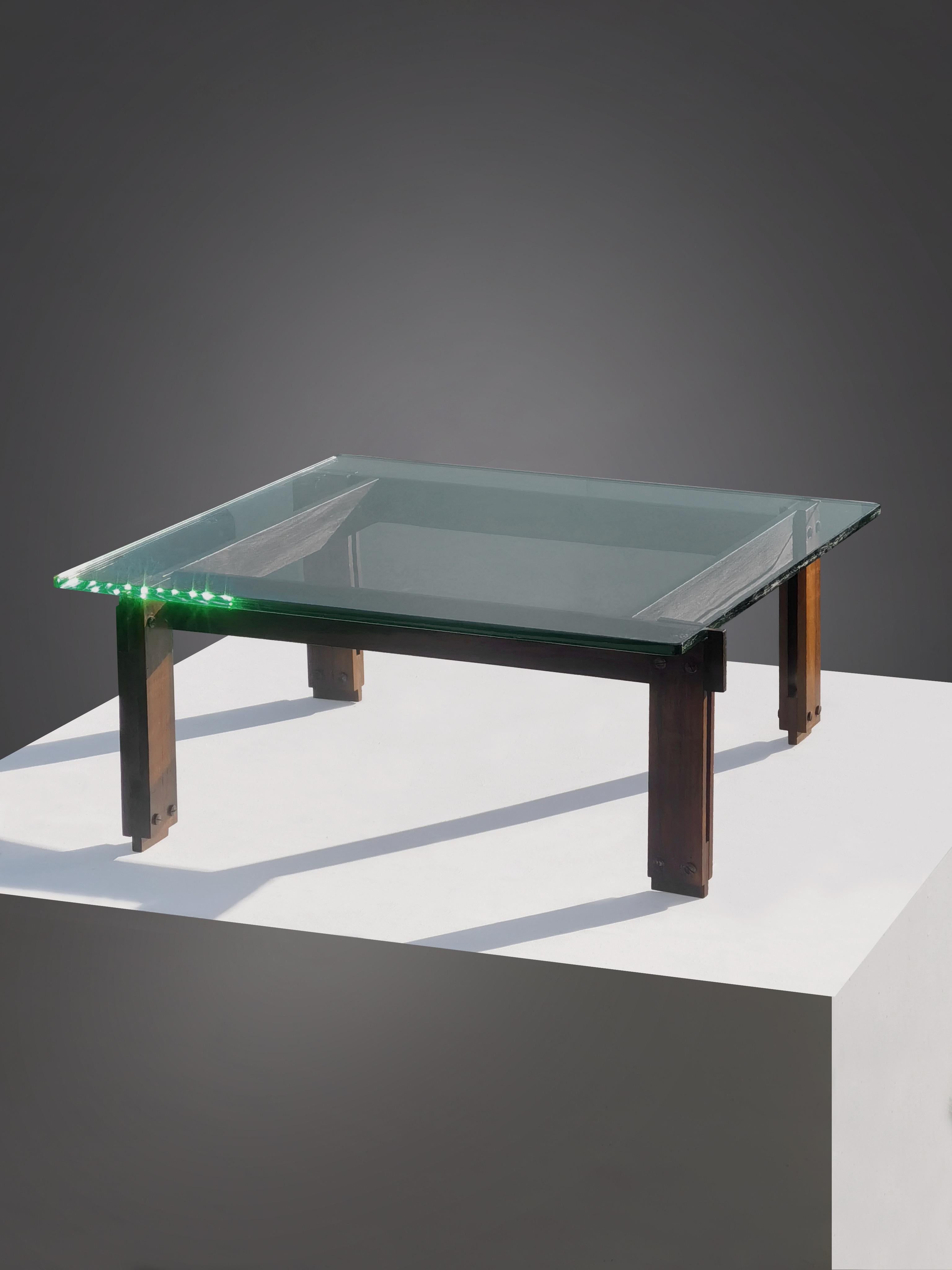 Table basse rectangulaire architecturale et carrée, Mid-Century-Modern, Modernist, Constructivist, structure géométrique droite en bois, contenant un verre original super épais de Murano, modèle 751 d'Ico Parisi, produit par Cassina, Italie,