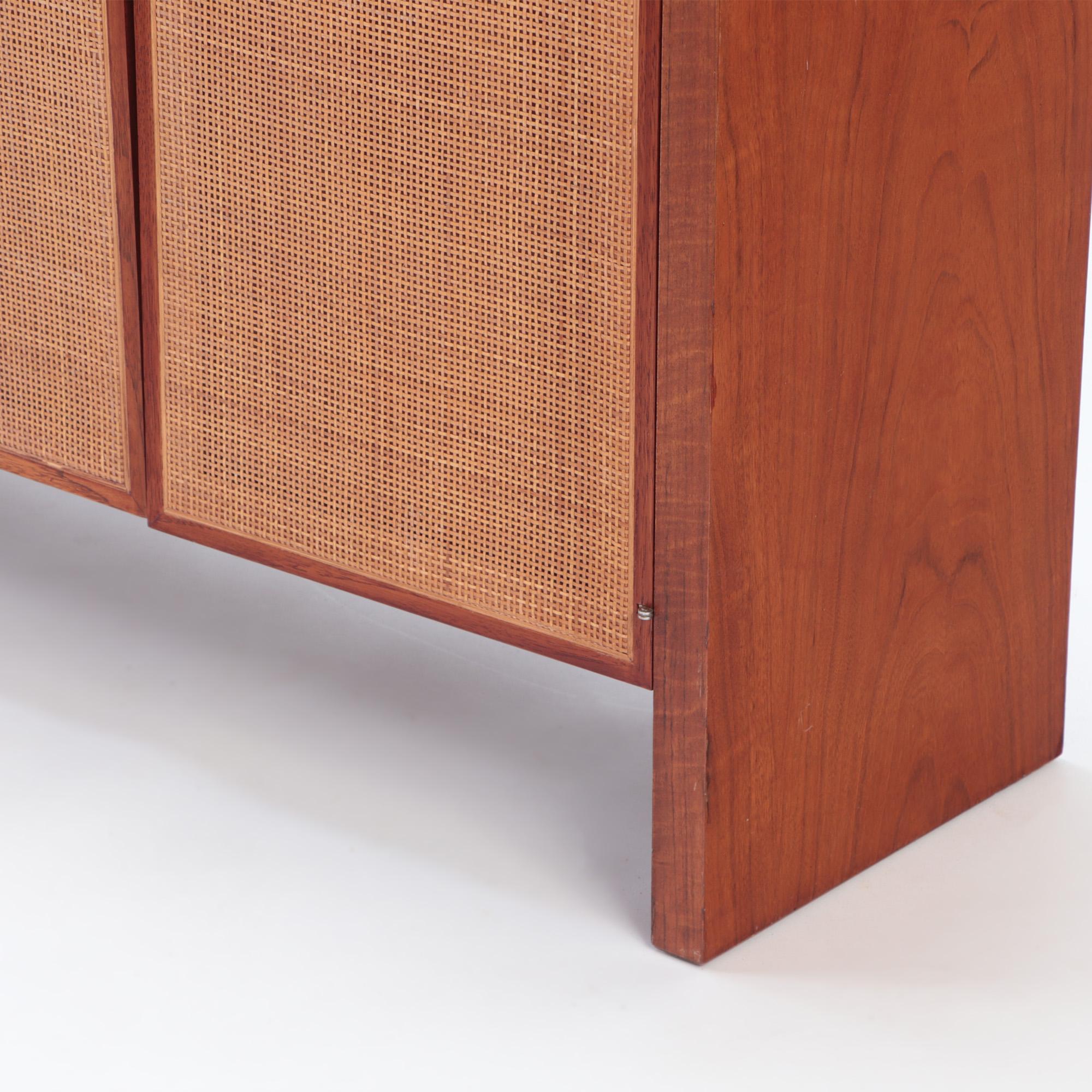 Mid-Century Modern Credenza, American, circa 1960 For Sale 3