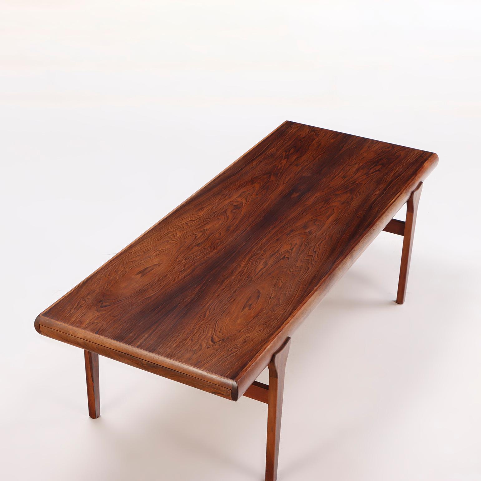 A mid century modern Danish rosewood coffee table by Johannes Andersen c. 1950 In Good Condition In Philadelphia, PA