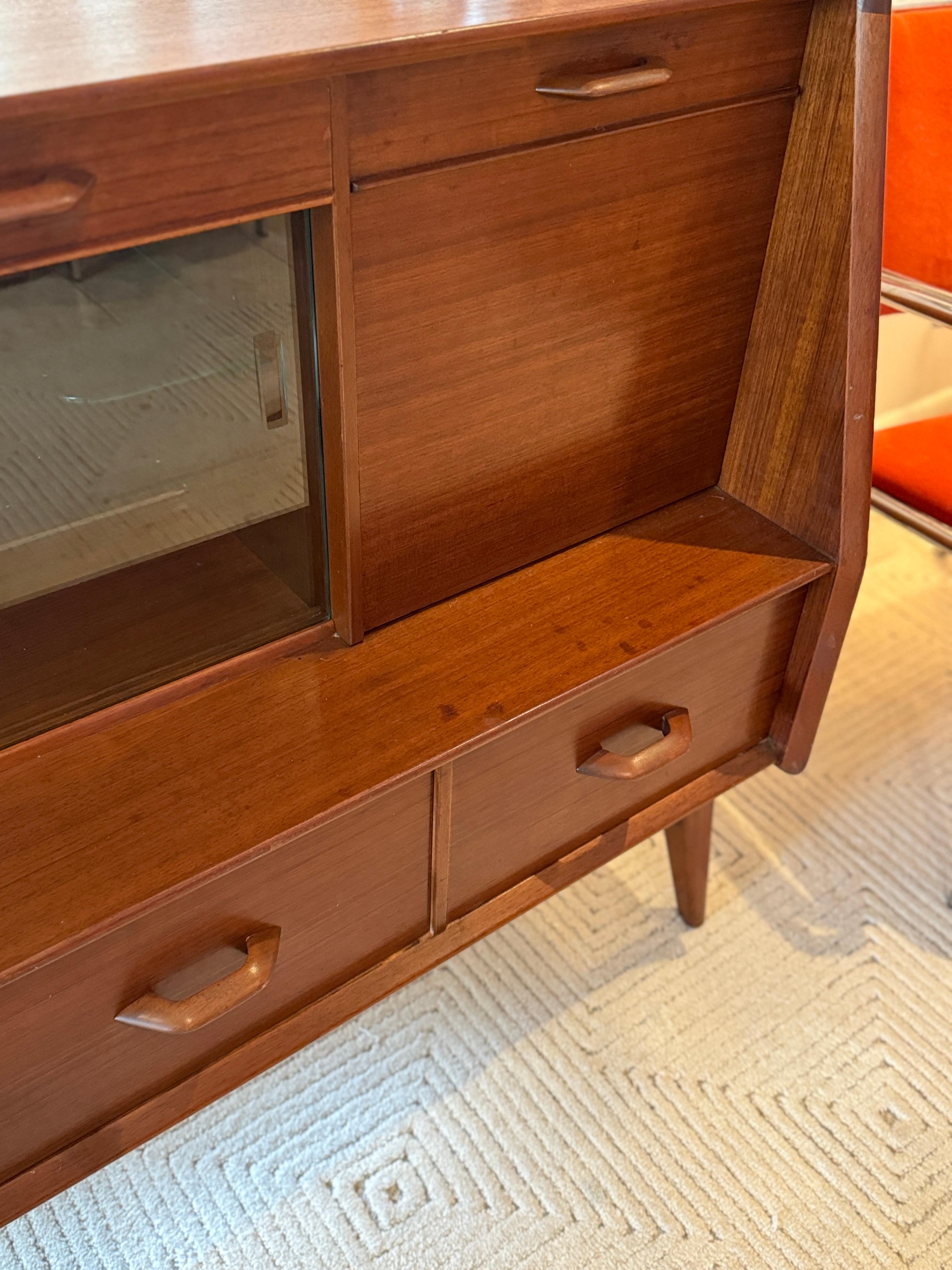 A mid century modern E. Gomme G Plan sideboard/bar cabinet circa 1960s 9