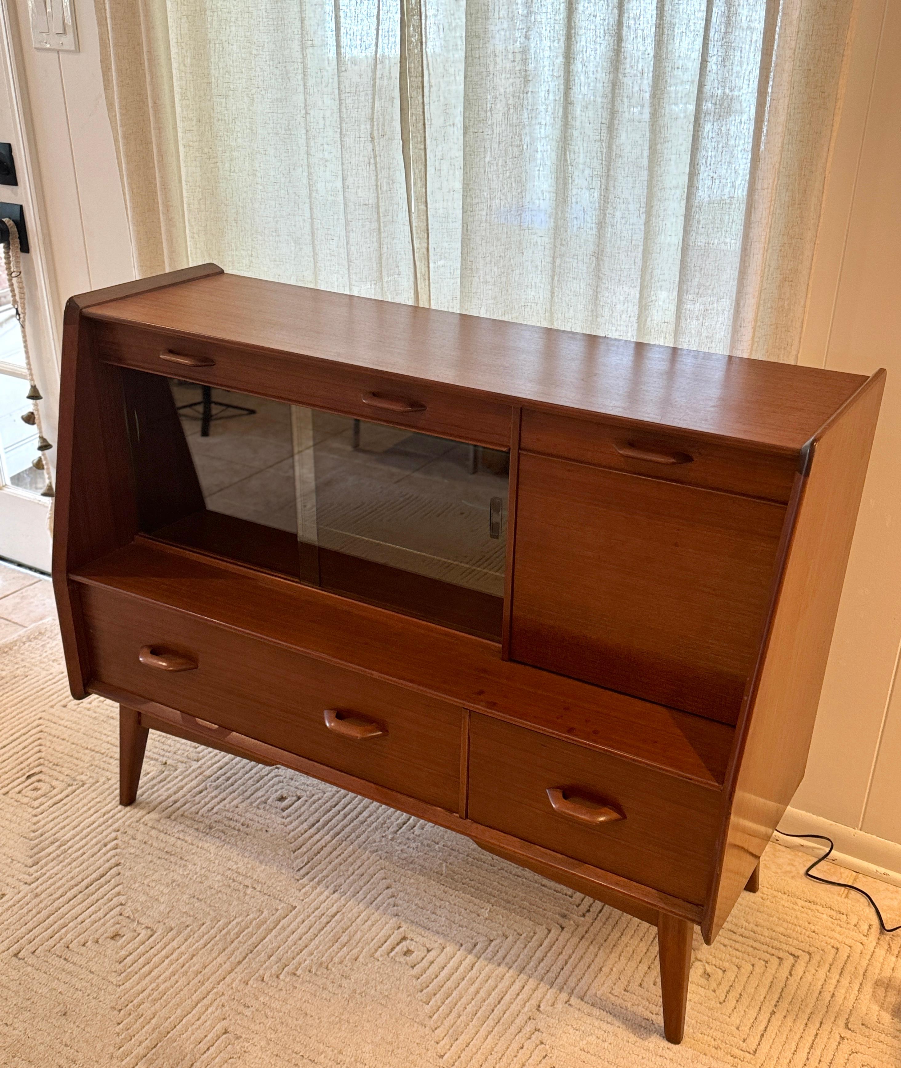 A mid century modern E. Gomme G Plan sideboard/bar cabinet circa 1960s In Good Condition In Houston, TX