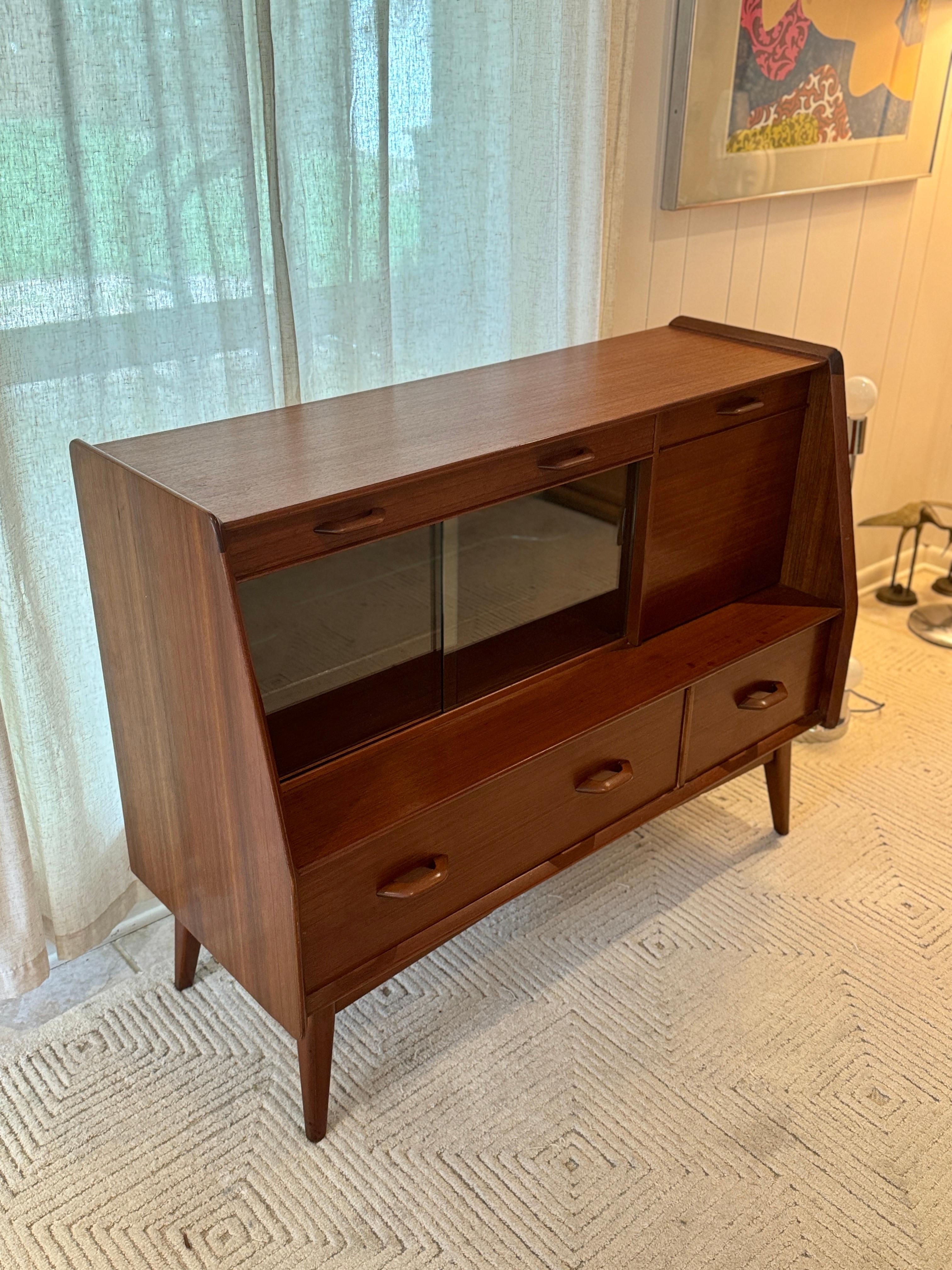 Mid-20th Century A mid century modern E. Gomme G Plan sideboard/bar cabinet circa 1960s