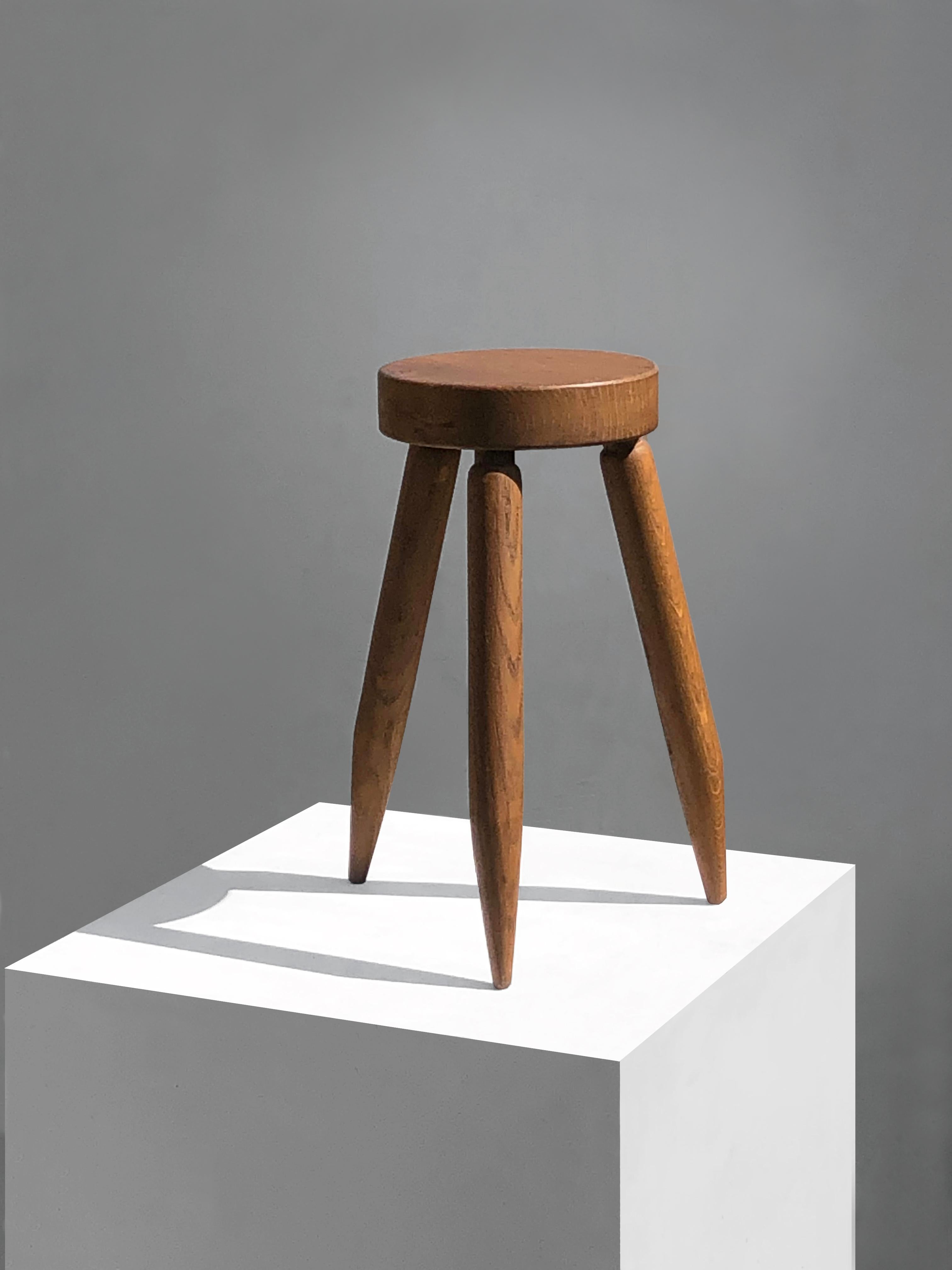 Un magnifique et épuré tabouret tripode ou petite table d'appoint ou piédestal, Mid-Century-Modern, Modernist, Free Form, superbe plateau circulaire épais fixé sur 3 pieds aérodynamiques, le tout en bel orme massif,  dans l'esprit de Pierre Chapo, à